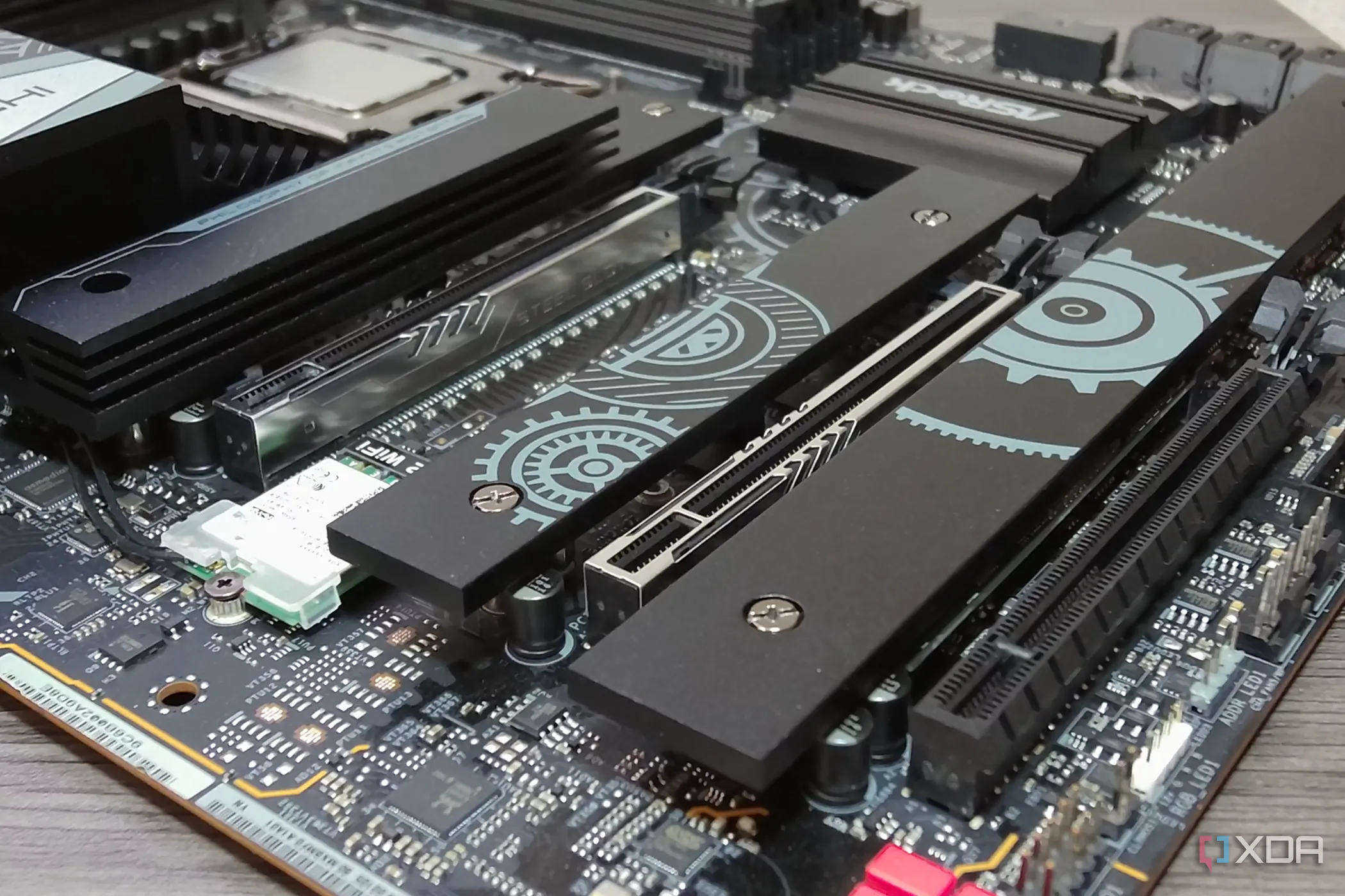 Các heatsink M.2 trên bo mạch chủ Z790 Taichi Lite