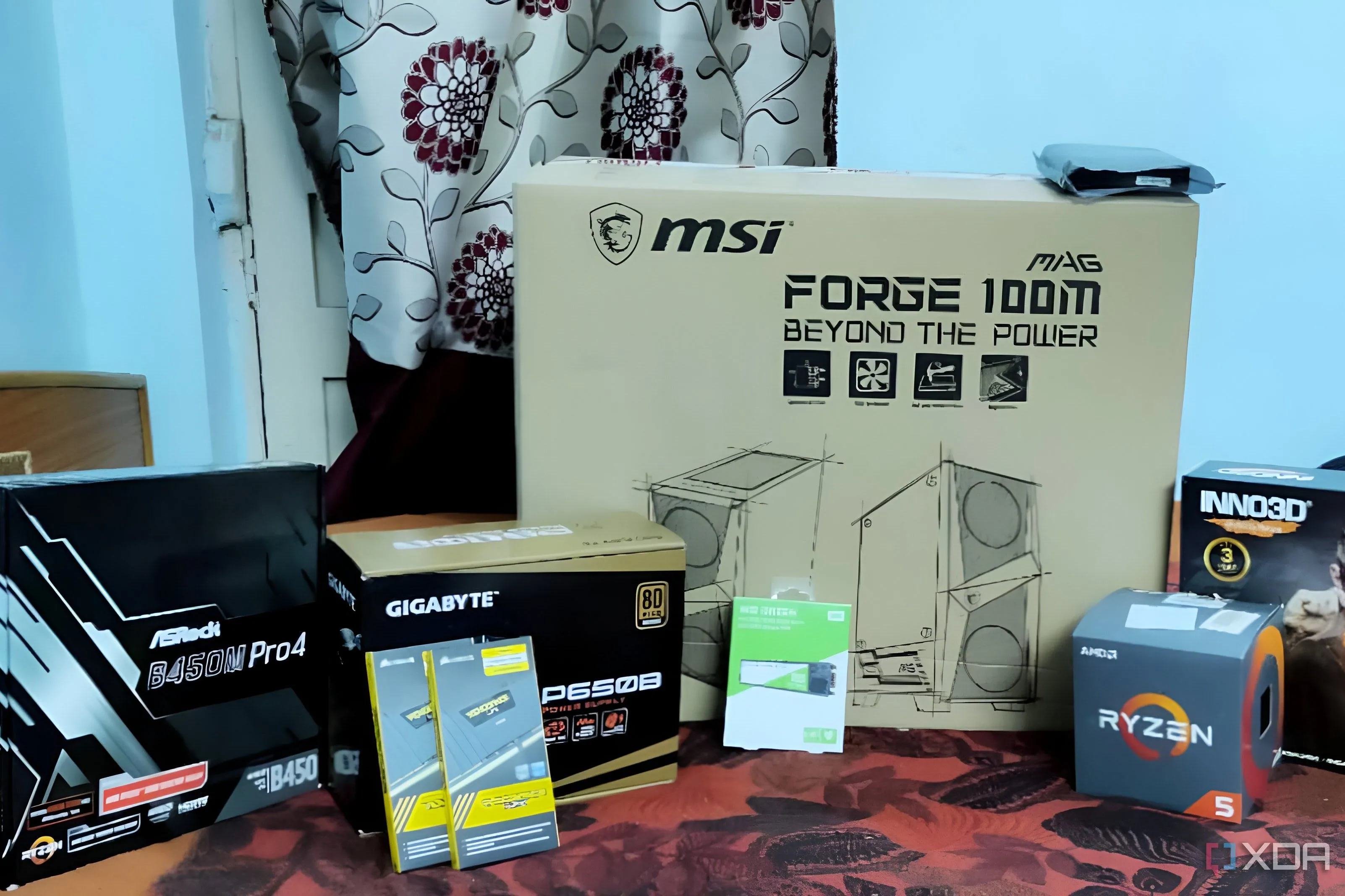 Các hộp linh kiện PC mới và cũ trên giường, thể hiện sự lựa chọn và đầu tư vào hệ thống máy tính