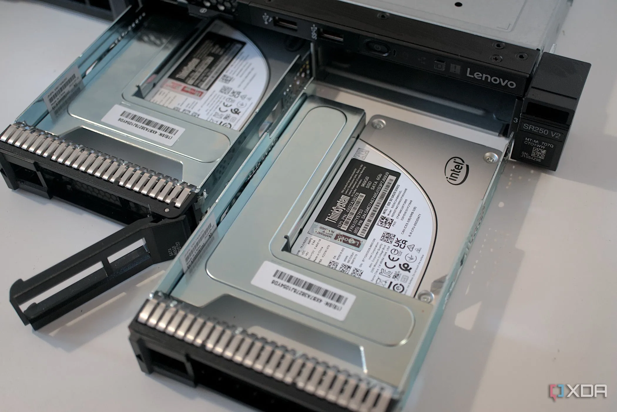 Các khay ổ đĩa bên trong Lenovo ThinkSystem SR250 V2, nơi chứa các ổ cứng SSD hoặc HDD trong hệ thống server.