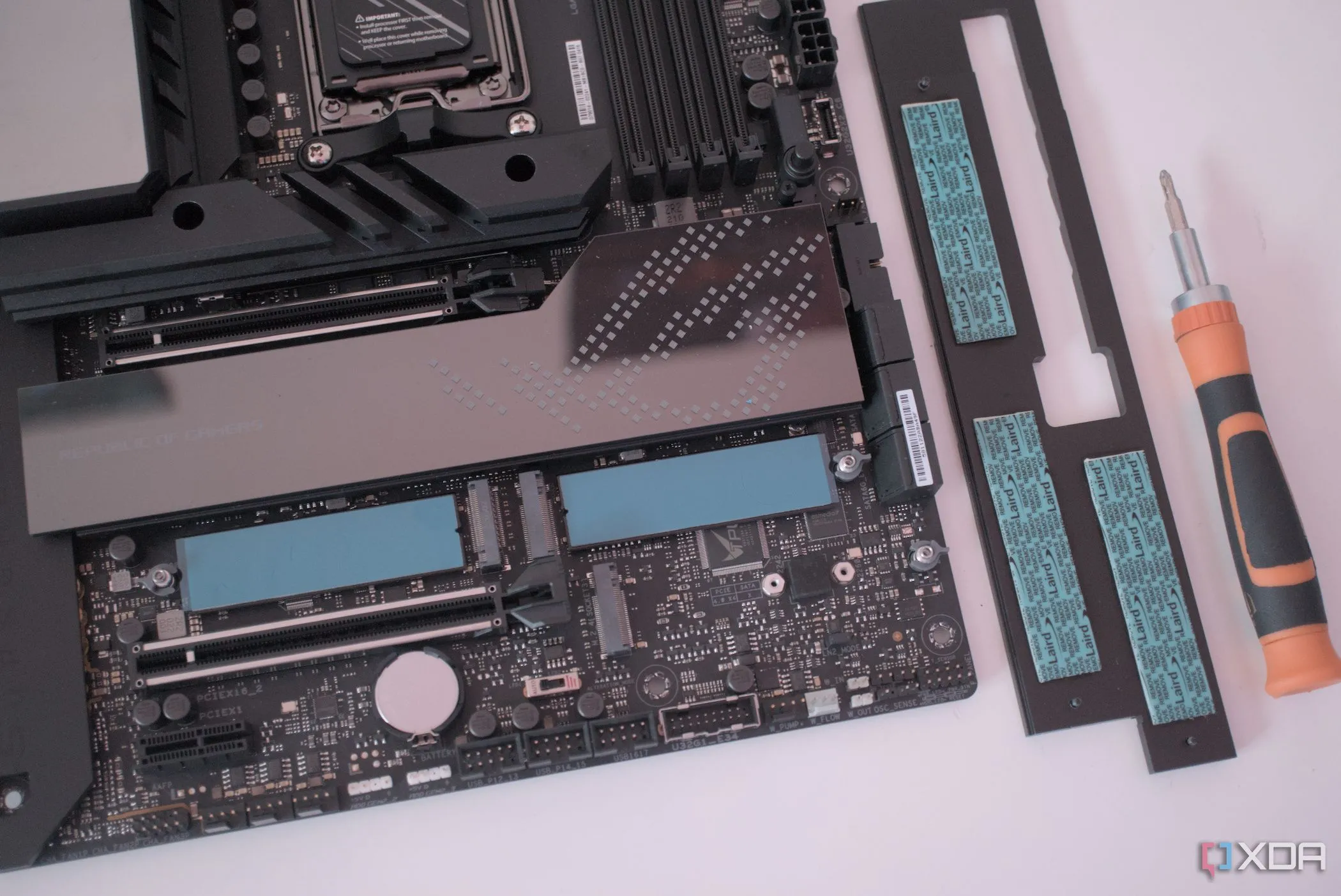 Các khe cắm M.2 đa dạng trên bo mạch chủ ASUS ROG Crosshair X670E Hero, sẵn sàng cho SSD PCIe Gen5 tốc độ cao