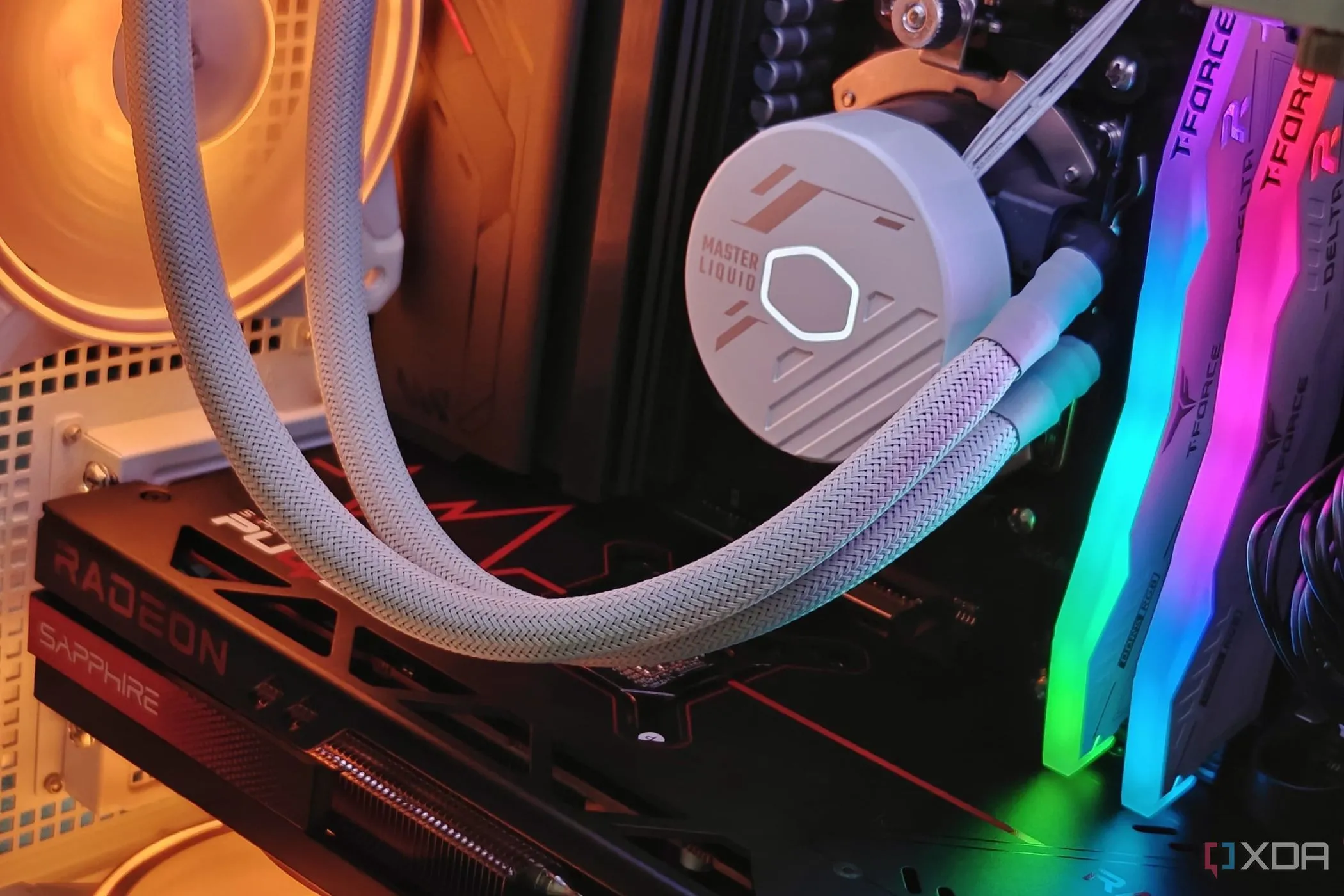 Các linh kiện bên trong một case PC gaming với đèn RGB, biểu tượng của sự phức tạp trong hệ thống máy tính
