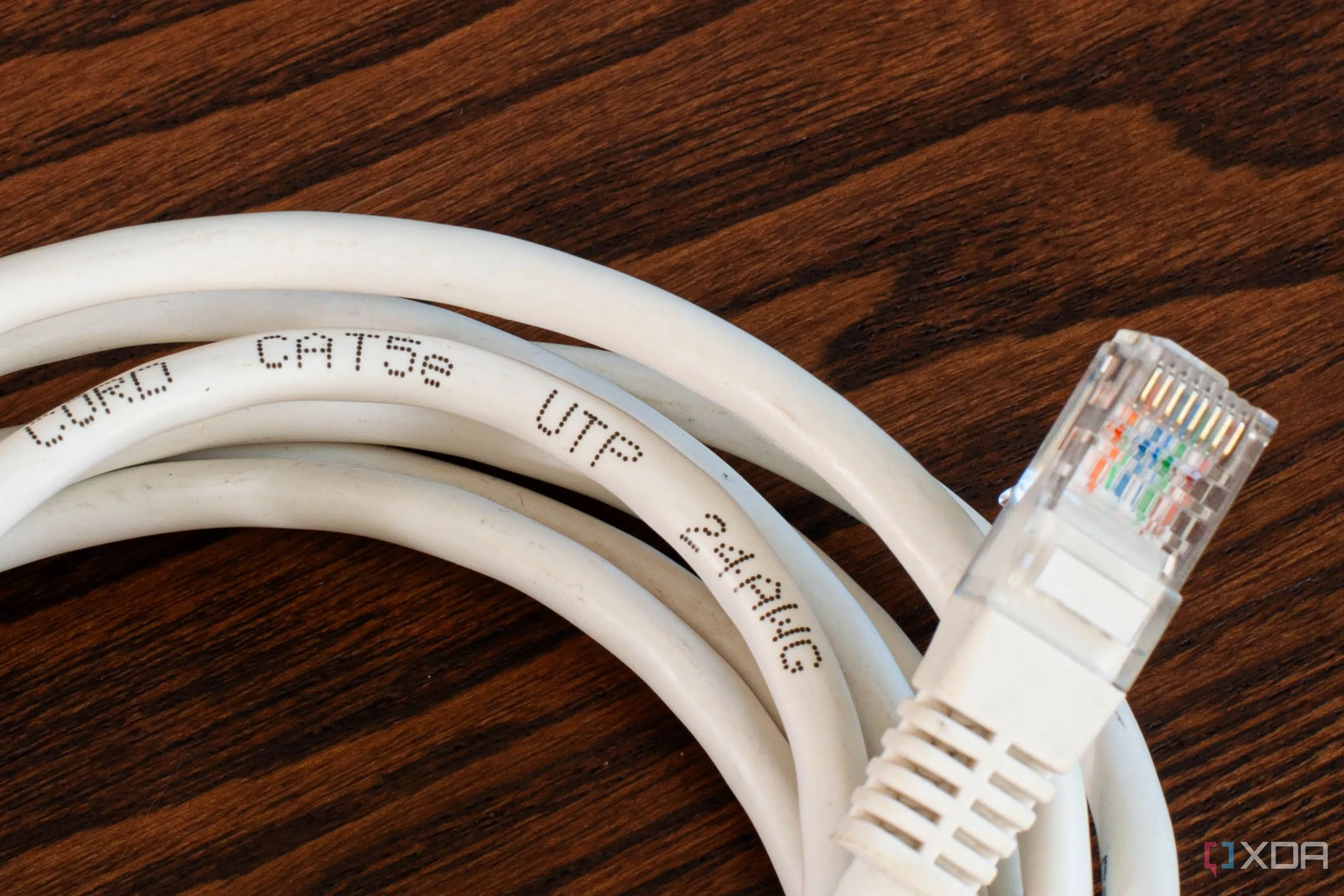 Các loại cáp Ethernet khác nhau như Cat5e, Cat6, Cat6a với chú thích về tốc độ và băng thông tương ứng