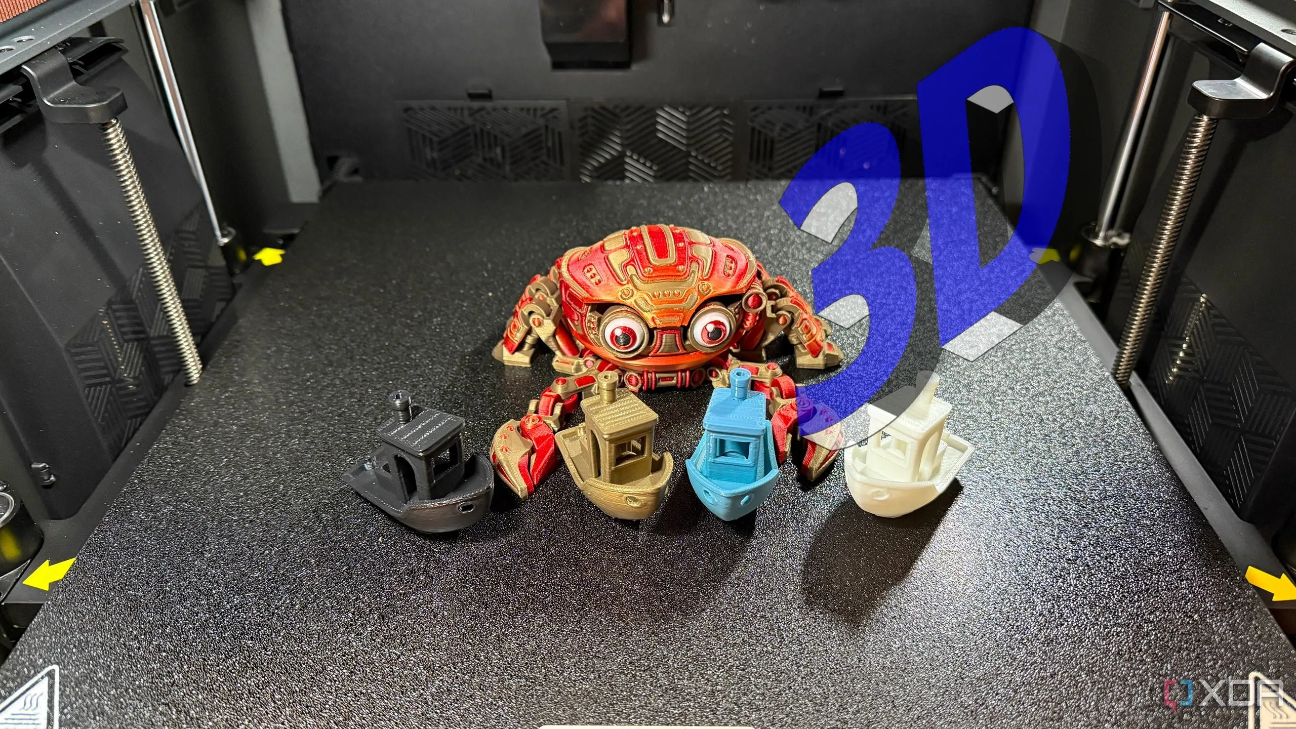 Các loại sợi filament in 3D khác nhau được sắp xếp trên bàn, tốt hơn PLA cho các dự án in 3D chuyên nghiệp