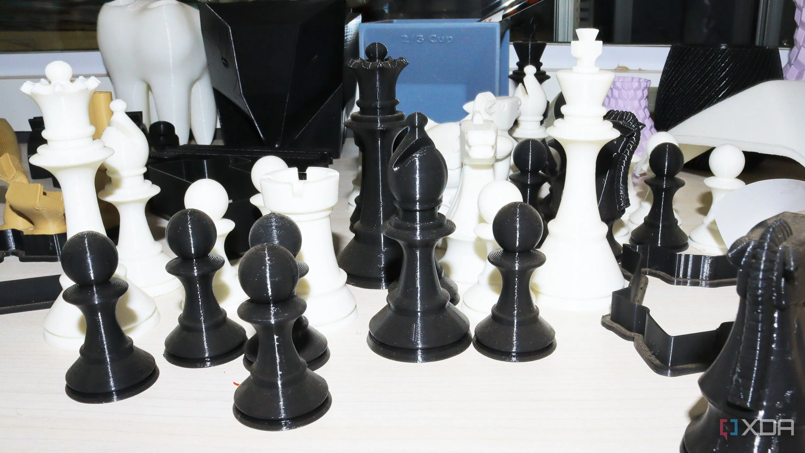 Các mẫu vật phẩm được in 3D đa dạng trên mặt bàn