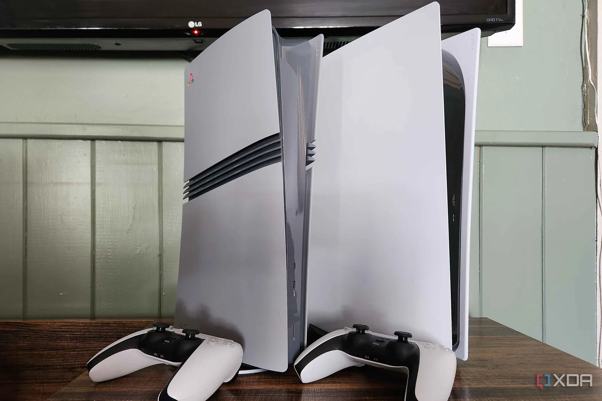 Các máy chơi game PlayStation 5 và tay cầm trên bàn, biểu tượng của gaming console tiện lợi