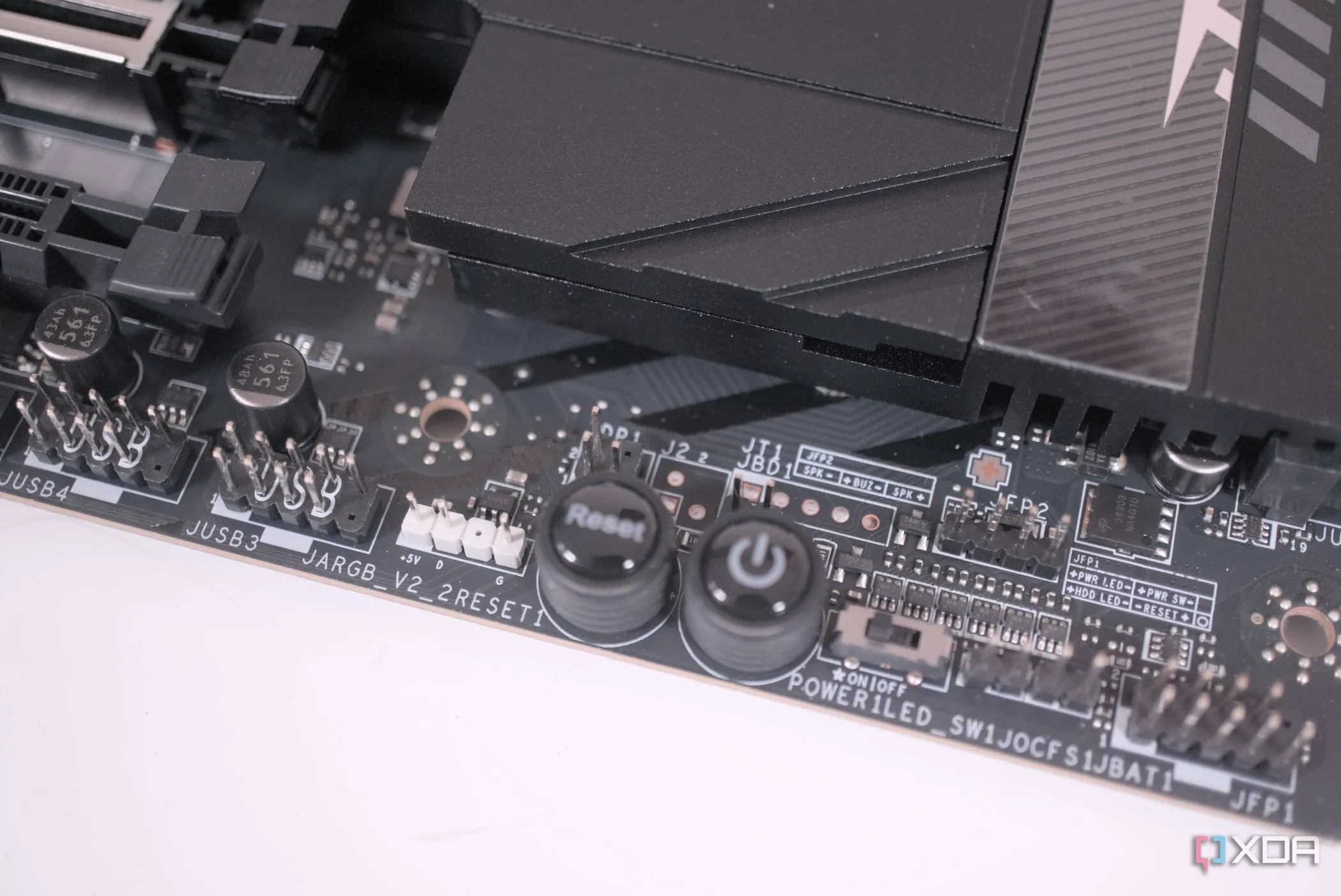 Các nút nguồn trên bo mạch chủ MSI MPG X870E Carbon WiFi