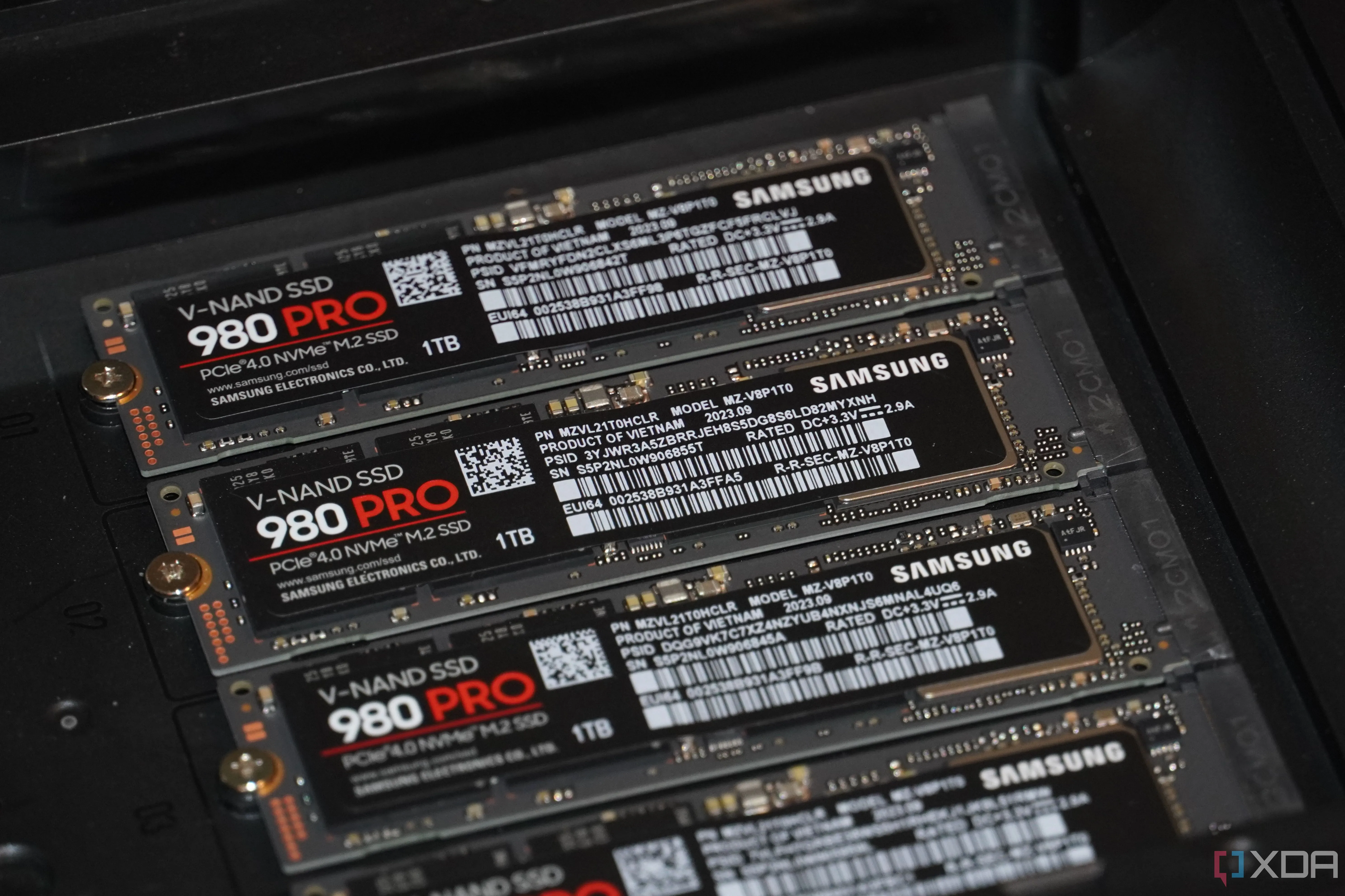 Các ổ cứng SSD Samsung được lắp đặt bên trong thiết bị NAS Ugreen, minh họa cho việc lưu trữ và quản lý dữ liệu trên nhiều hệ thống tệp