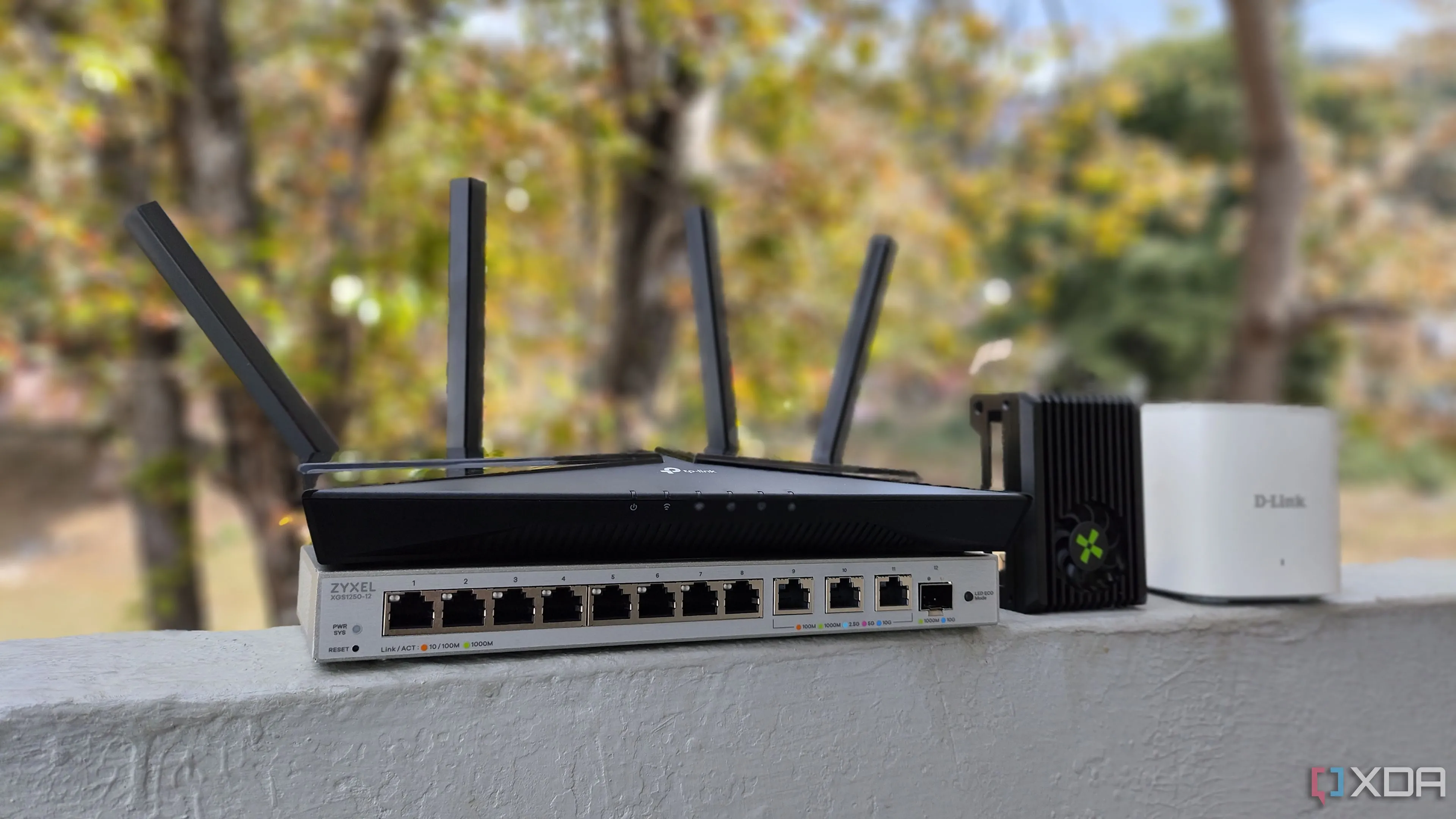 Các thiết bị mạng phổ biến như router TP-Link và switch Zyxel