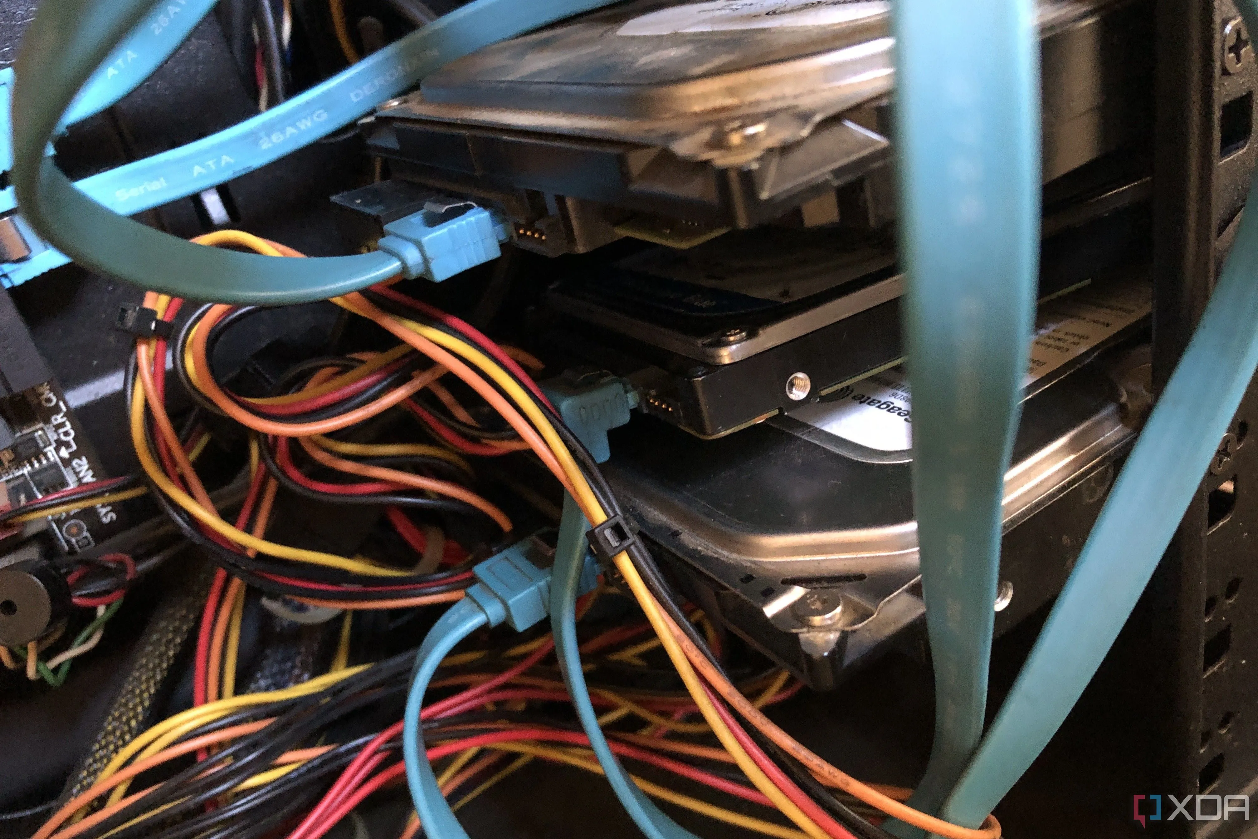 Cách gắn ổ cứng HDD vào case máy tính