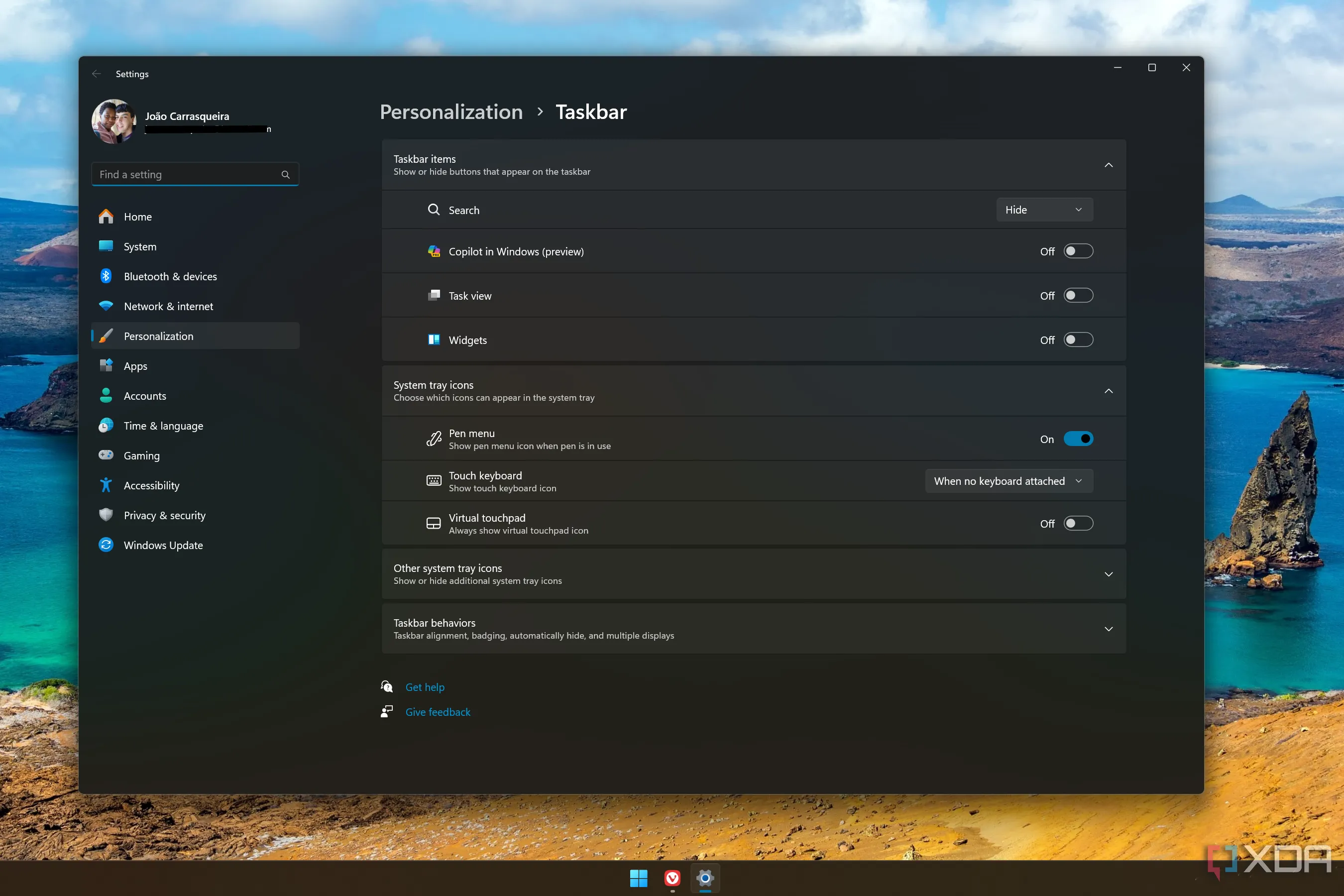 Cài đặt Taskbar trên Windows 11 hiển thị các tùy chọn để vô hiệu hóa biểu tượng không cần thiết, giúp tiết kiệm không gian.