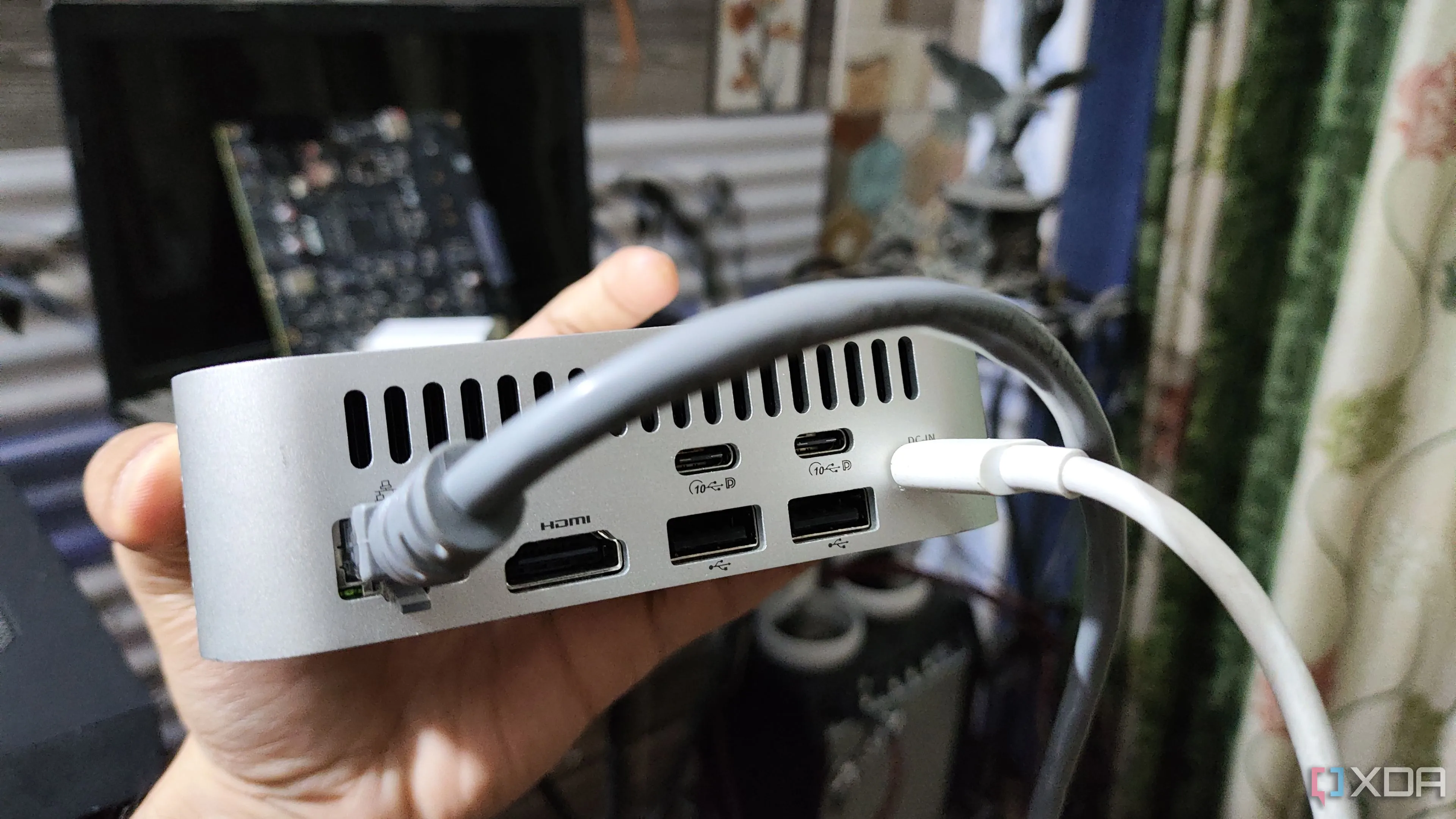 Cắm cáp Ethernet vào thiết bị lưu trữ mạng NAS, minh họa kết nối RJ45 và hỗ trợ PoE