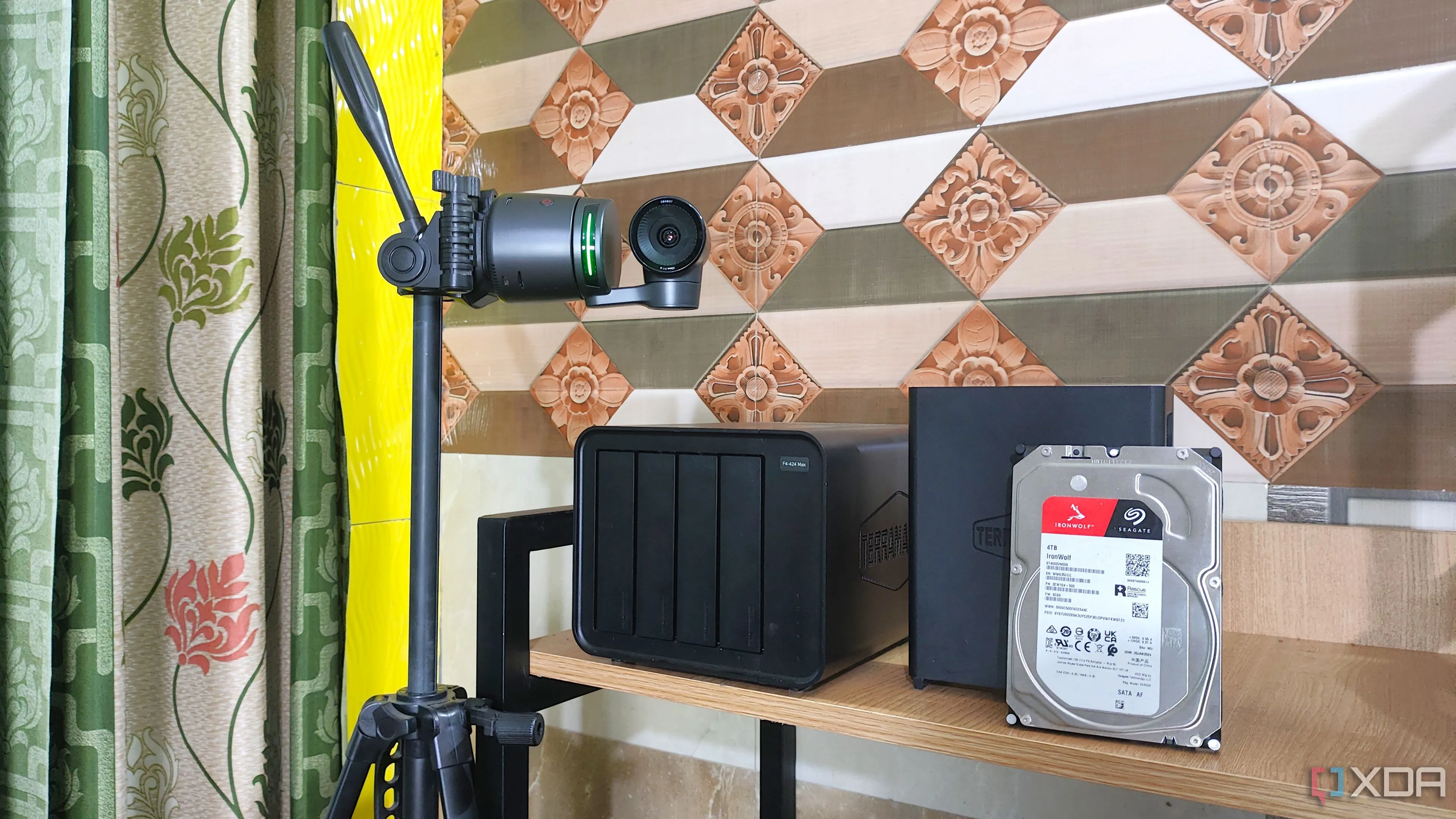 Camera an ninh và thiết bị NAS, tượng trưng cho hệ thống giám sát Frigate