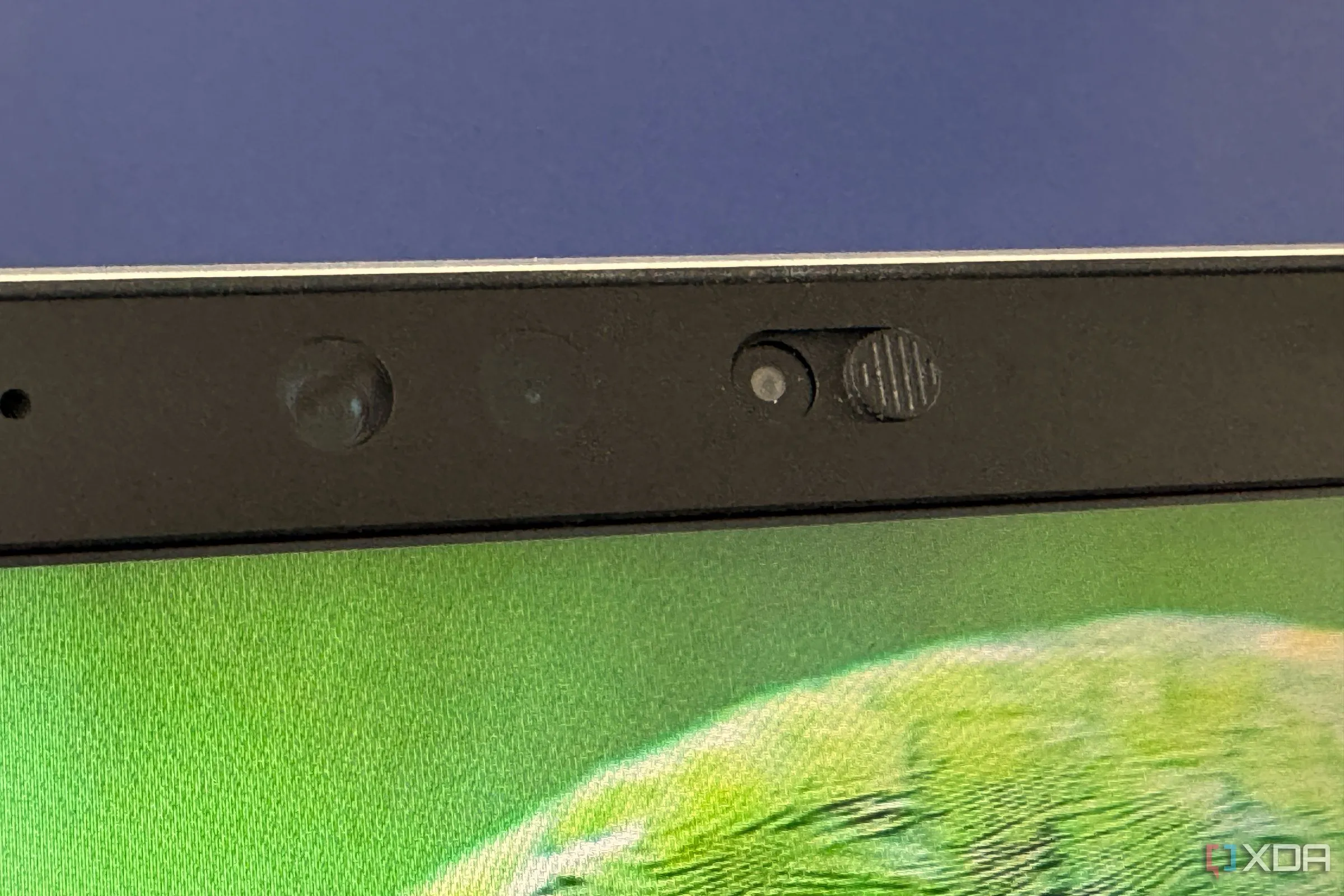 Camera hồng ngoại IR và màn trập riêng tư trên laptop hỗ trợ Windows Hello