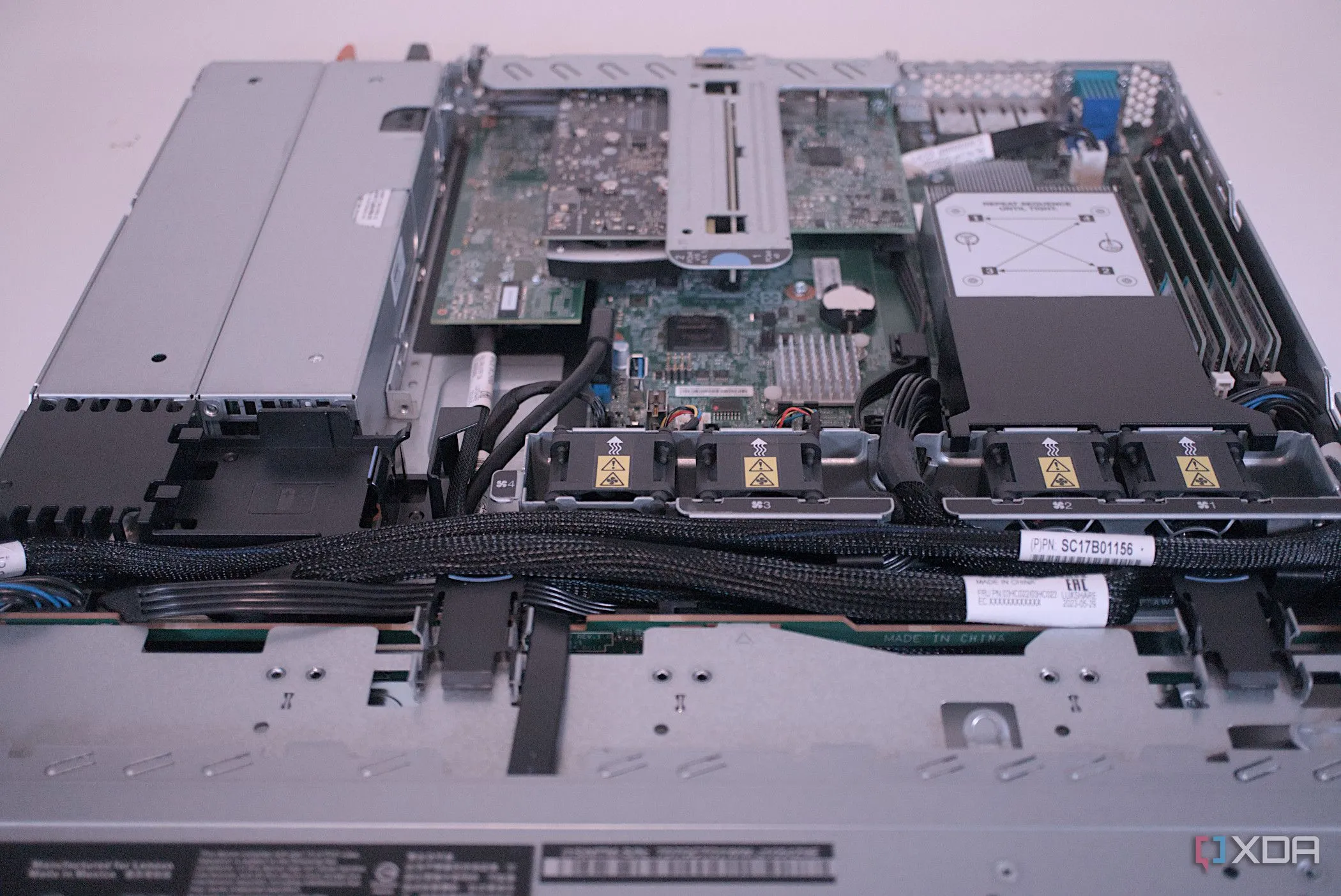 Cận cảnh bên trong máy chủ Lenovo ThinkServer SR250 V2, minh họa cho các hệ thống máy chủ cần tối ưu hóa hiệu quả sử dụng điện năng