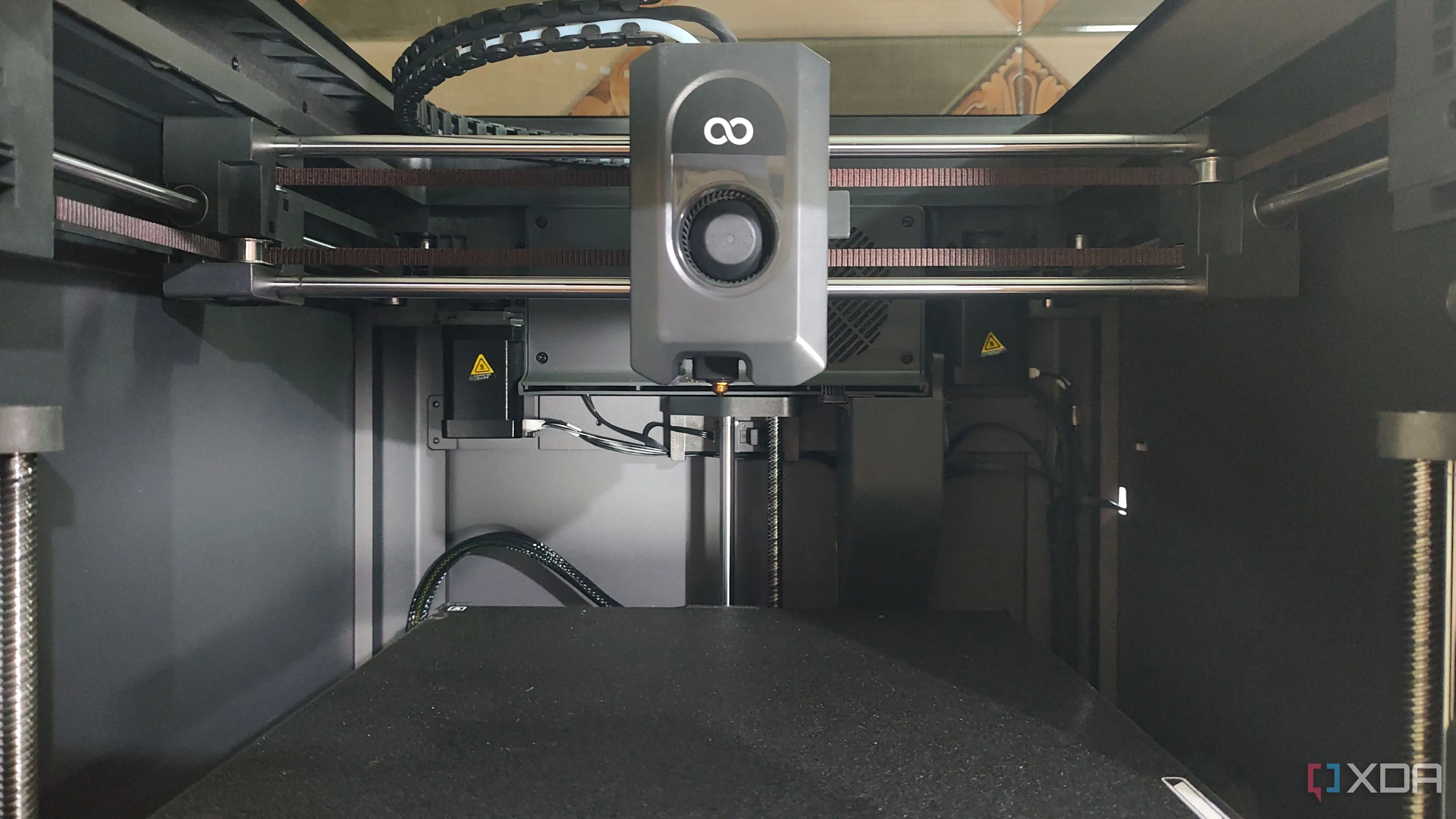 Cận cảnh bên trong máy in 3D Elegoo Centauri Carbon, cho thấy các bộ phận cần được bảo trì và nâng cấp