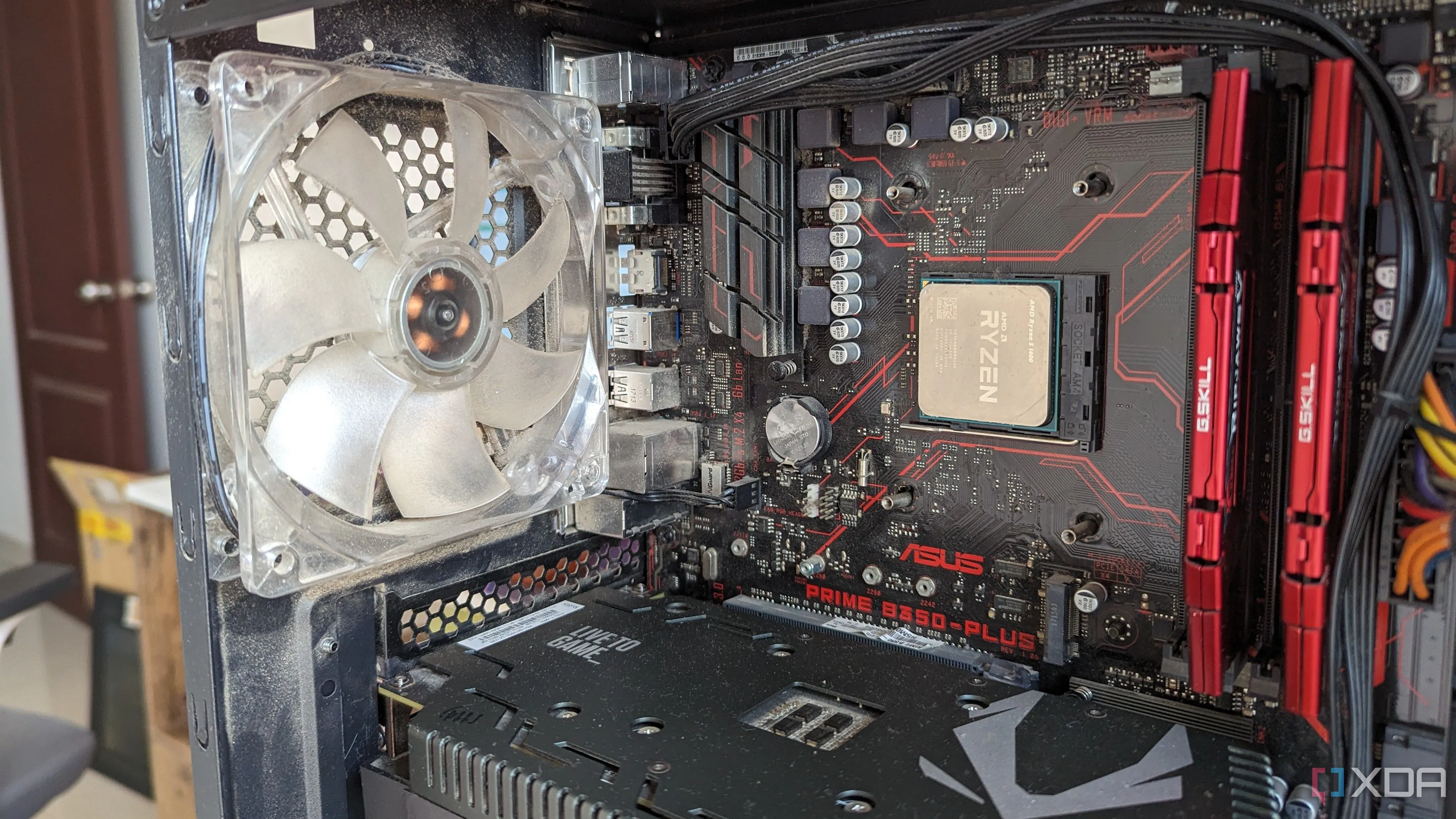 Cận cảnh bên trong một bộ PC gaming với CPU, GPU, bo mạch chủ và RAM, cho thấy không gian lắp đặt