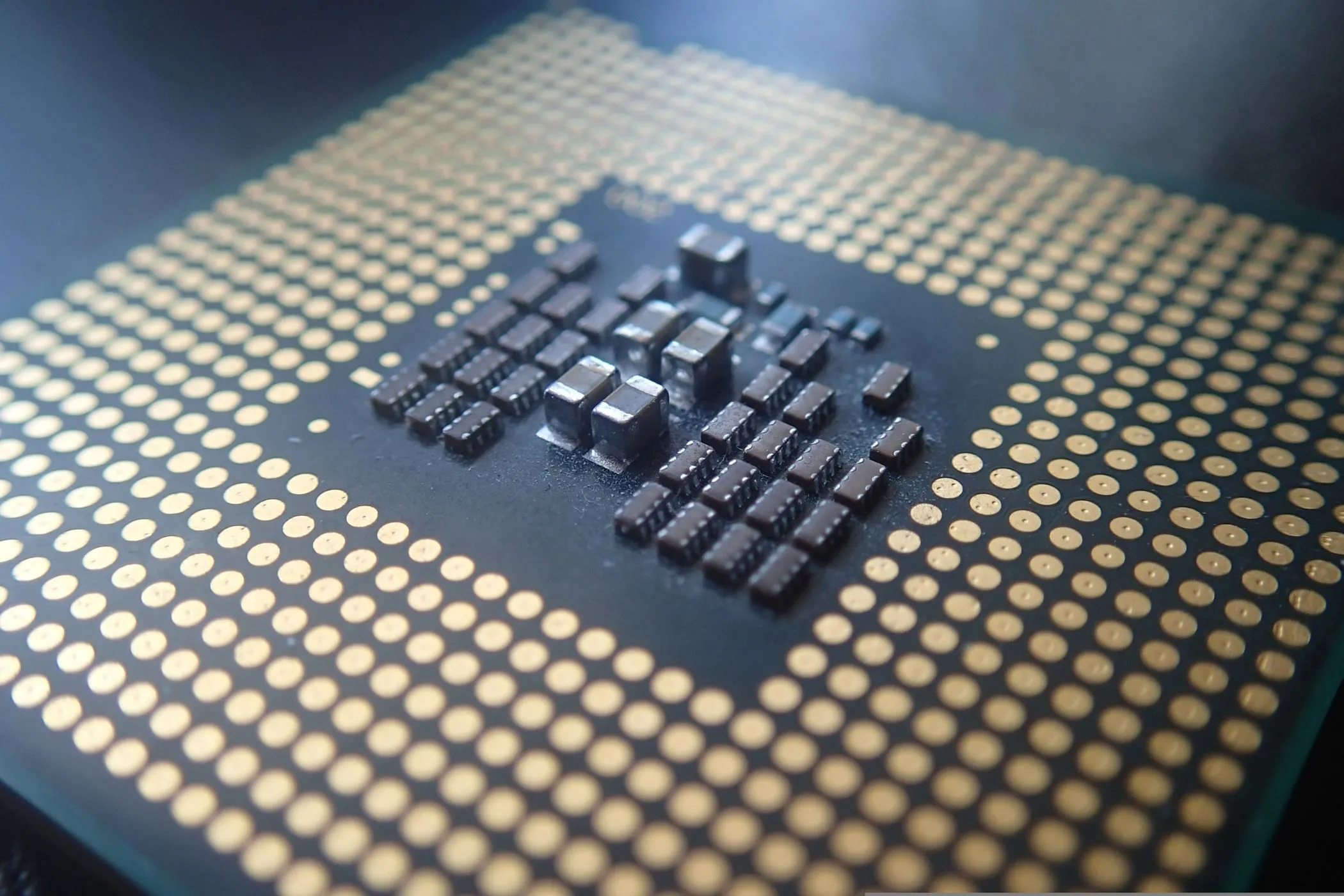 Cận cảnh bộ vi xử lý (CPU) Intel Core i7, một trong những linh kiện PC gaming chủ chốt bị ảnh hưởng bởi biến động kinh tế và thiếu hụt nguồn cung.