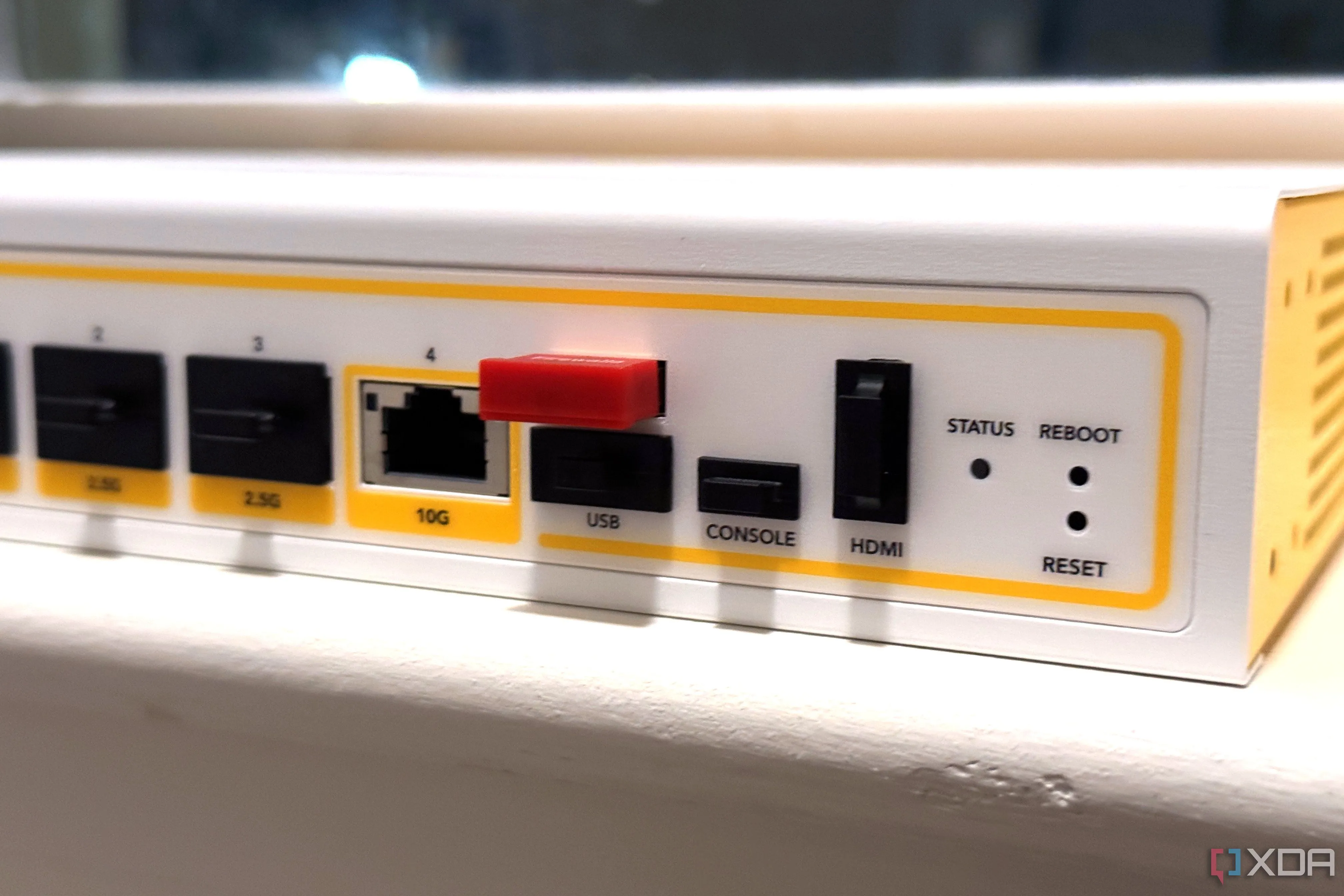 Cận cảnh các cổng kết nối của tường lửa phần cứng Firewalla Gold Pro, giải pháp bảo mật mạng gia đình chuyên nghiệp