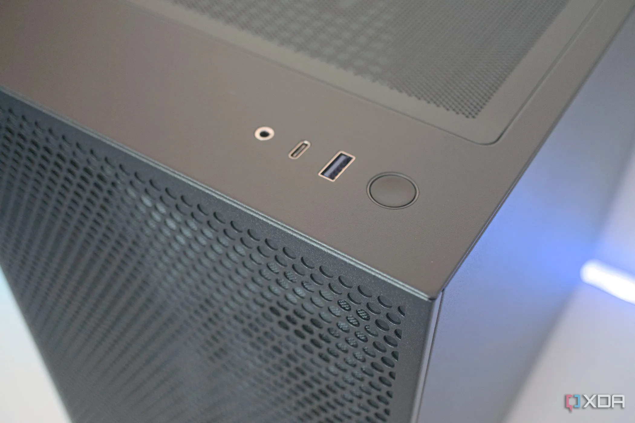 Cận cảnh các cổng kết nối I/O mặt trước hiện đại trên vỏ case NZXT H5 Flow RGB, bao gồm USB-A và USB-C tốc độ cao.