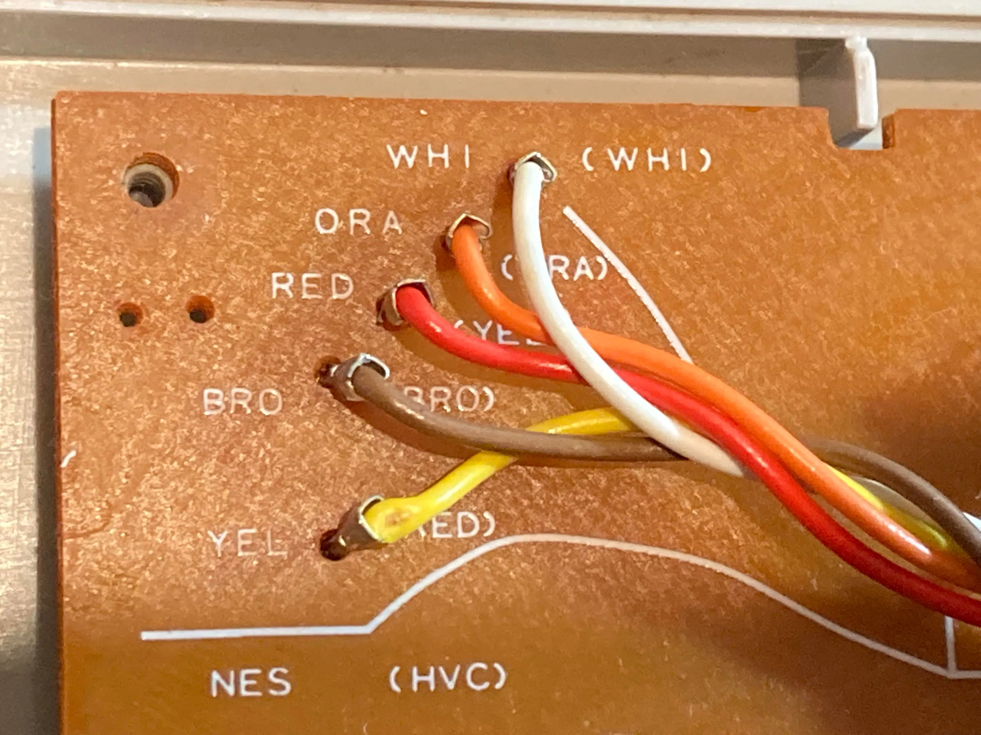 Cận cảnh các kết nối dây cáp trên bảng mạch PCB tay cầm NES
