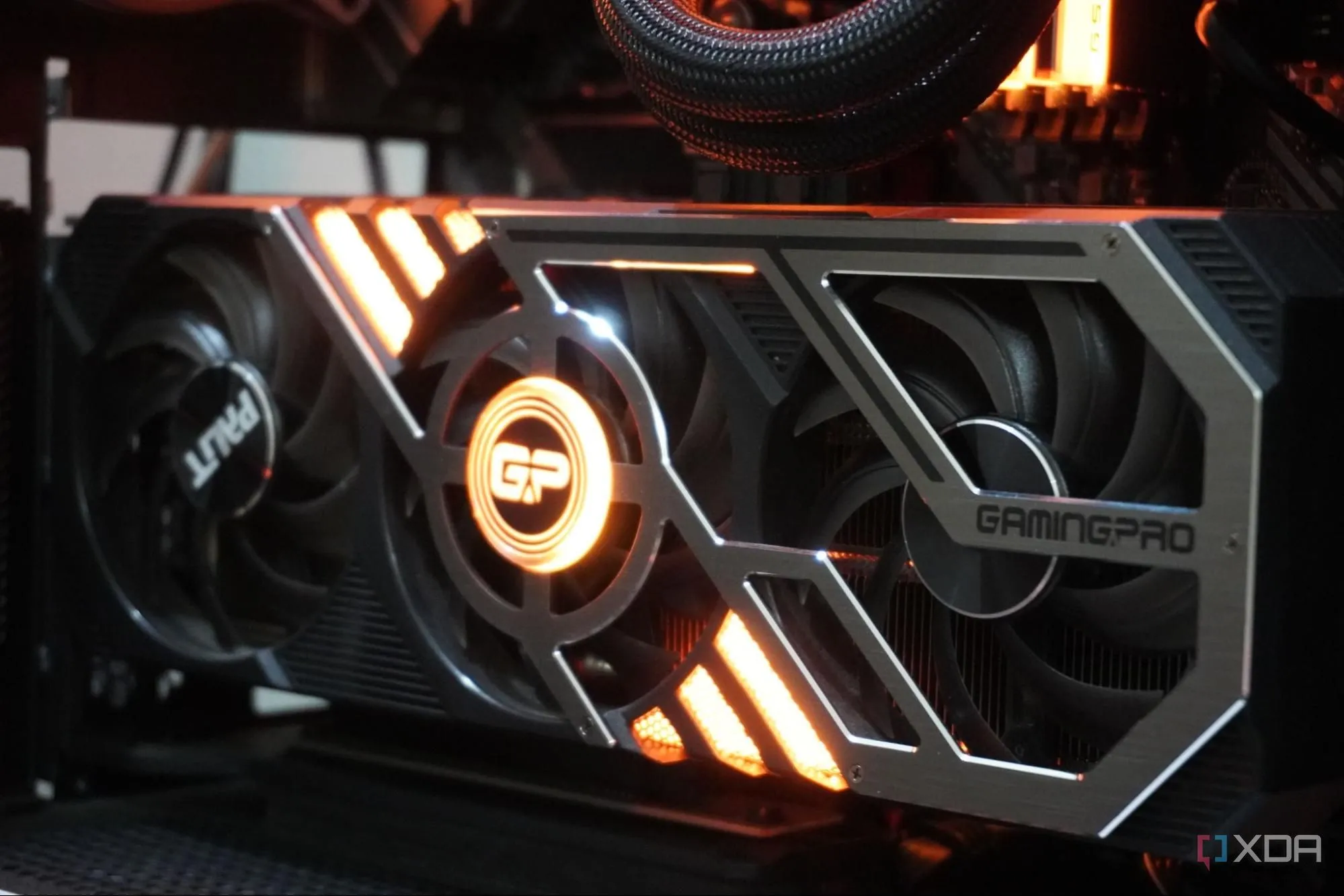 Cận cảnh card đồ họa được lắp đặt theo chiều dọc bên trong vỏ máy tính gaming để tối ưu luồng khí làm mát