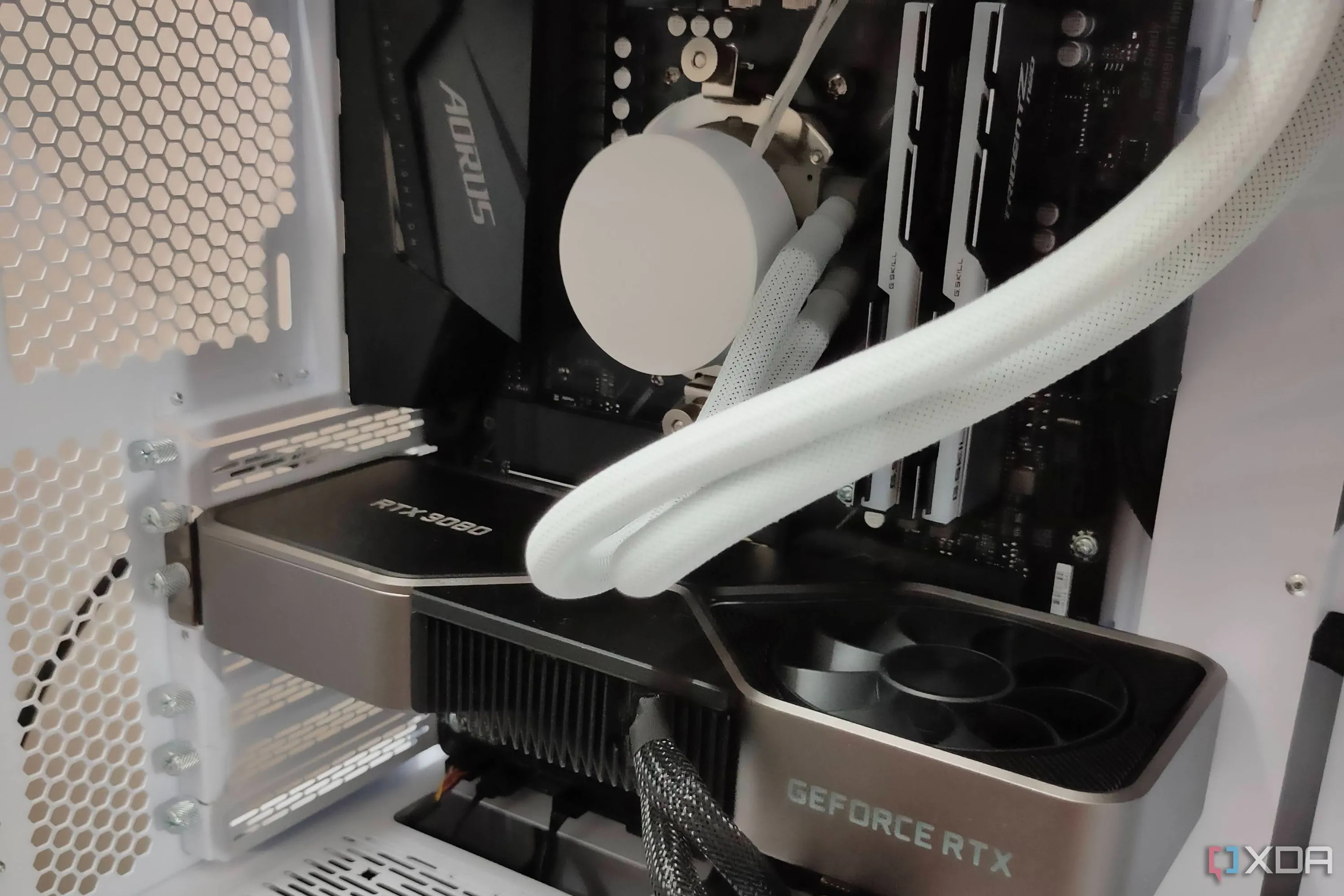 Cận cảnh card đồ họa GeForce RTX 3080 FE bên trong case PC gaming màu trắng