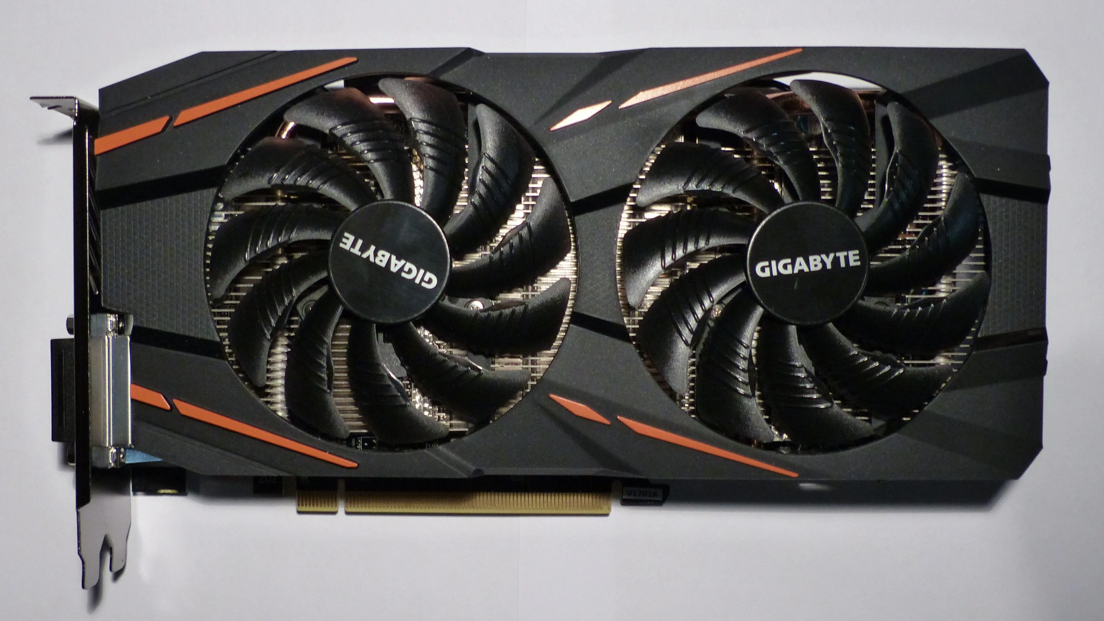 Cận cảnh card đồ họa Gigabyte Radeon RX 570 Gaming 4G, một đại diện của dòng AMD RX 500 series đã lỗi thời