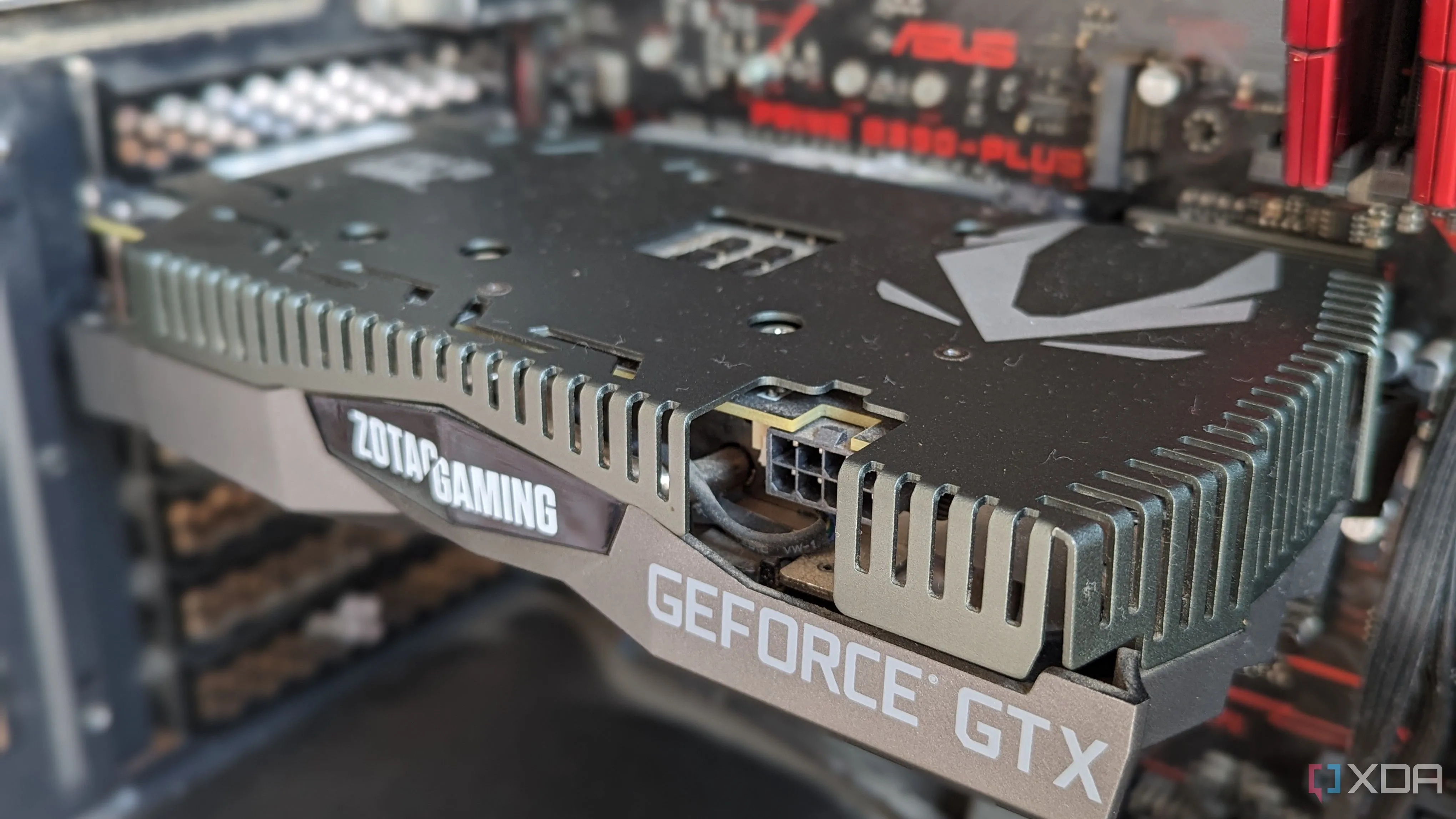 Cận cảnh card đồ họa GTX 1660 Ti được lắp đặt trong PC chơi game, một ví dụ về card đồ họa tầm trung cần nâng cấp.