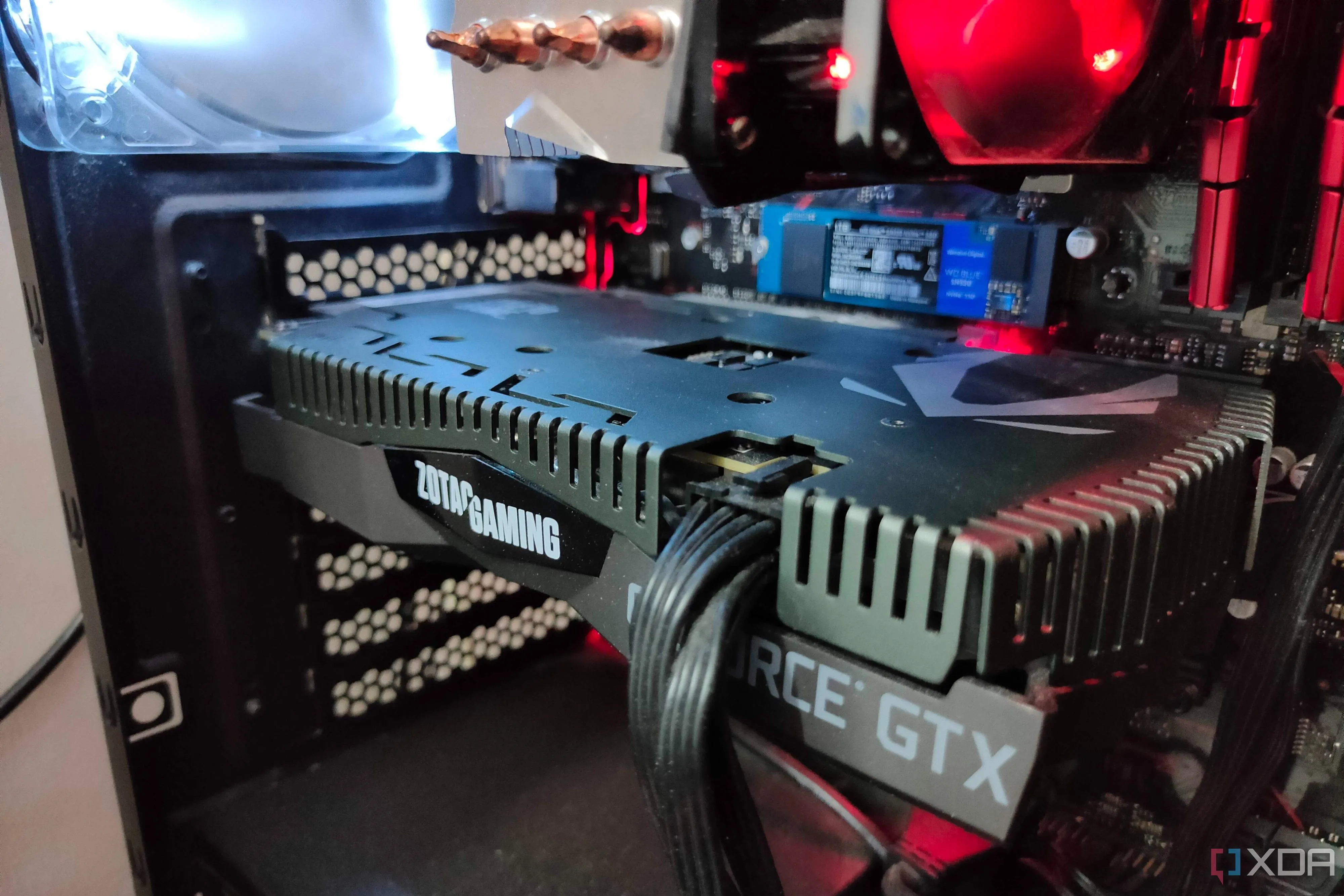 Cận cảnh card đồ họa GTX 1660 Ti trong một bộ PC gaming
