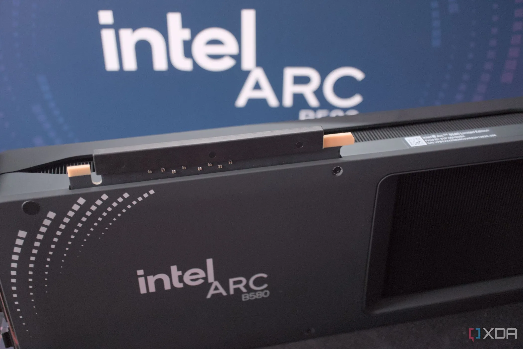 Cận cảnh card đồ họa Intel Arc B580, đối thủ trực tiếp về hiệu năng trong phân khúc giá
