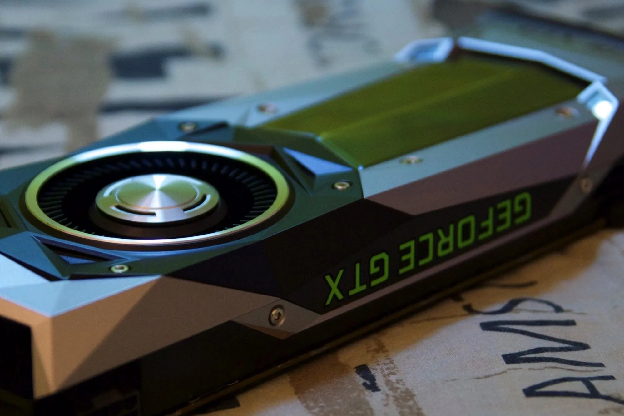 Cận cảnh card đồ họa Nvidia GeForce GTX 1070 Founders Edition, một ví dụ về card cũ đã thiếu các tính năng hiện đại