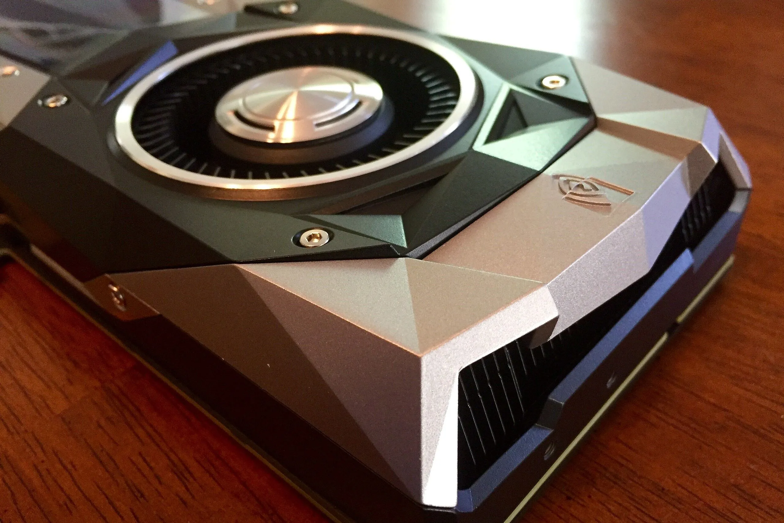 Cận cảnh card đồ họa Nvidia GeForce GTX 1080 Ti Founders Edition, biểu tượng của hiệu suất vượt trội thời Pascal