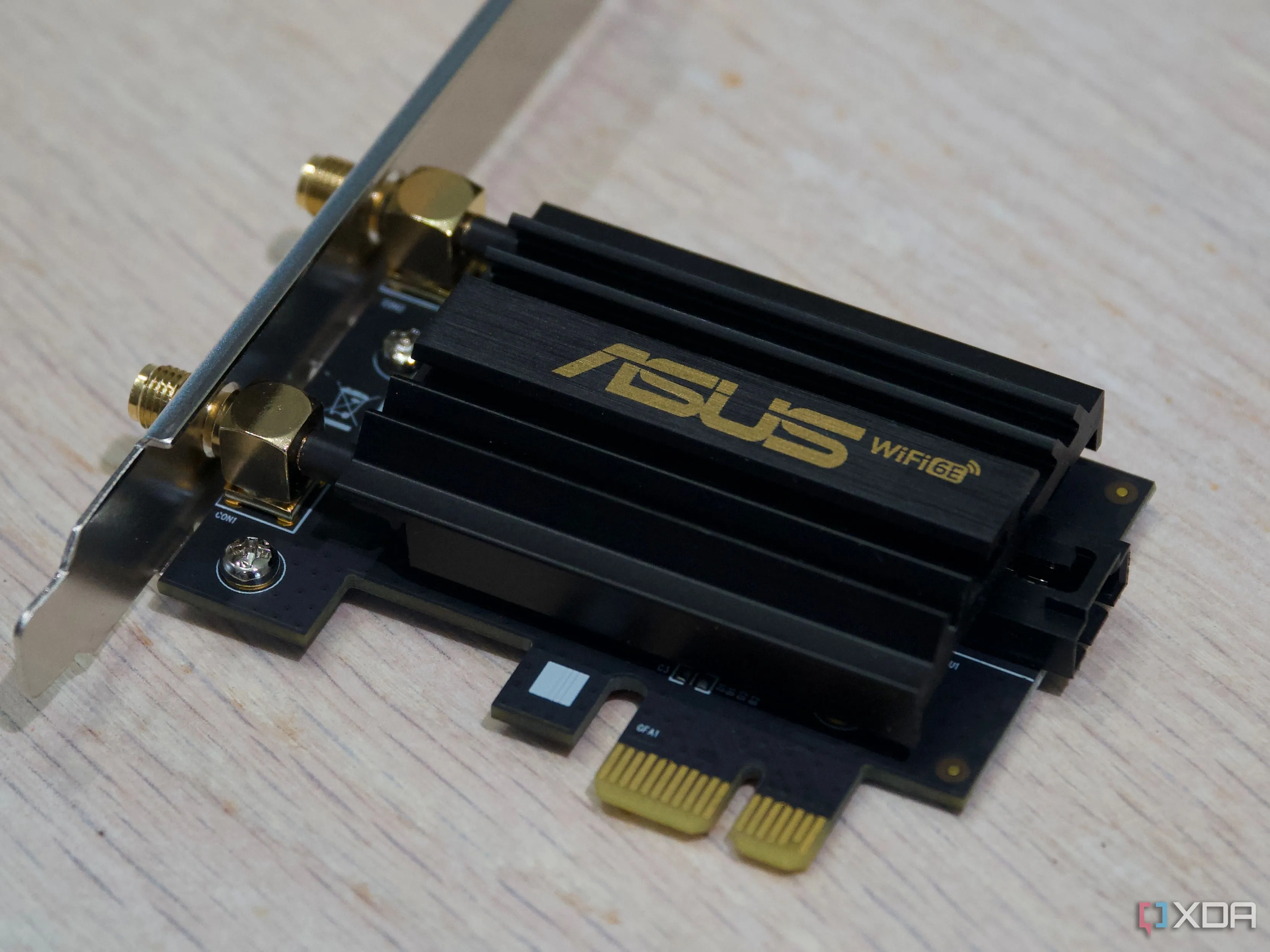 Cận cảnh card WiFi PCIe Asus PCE-AXE59BT với tản nhiệt, minh họa cho loại card PCIe cho PC để bàn
