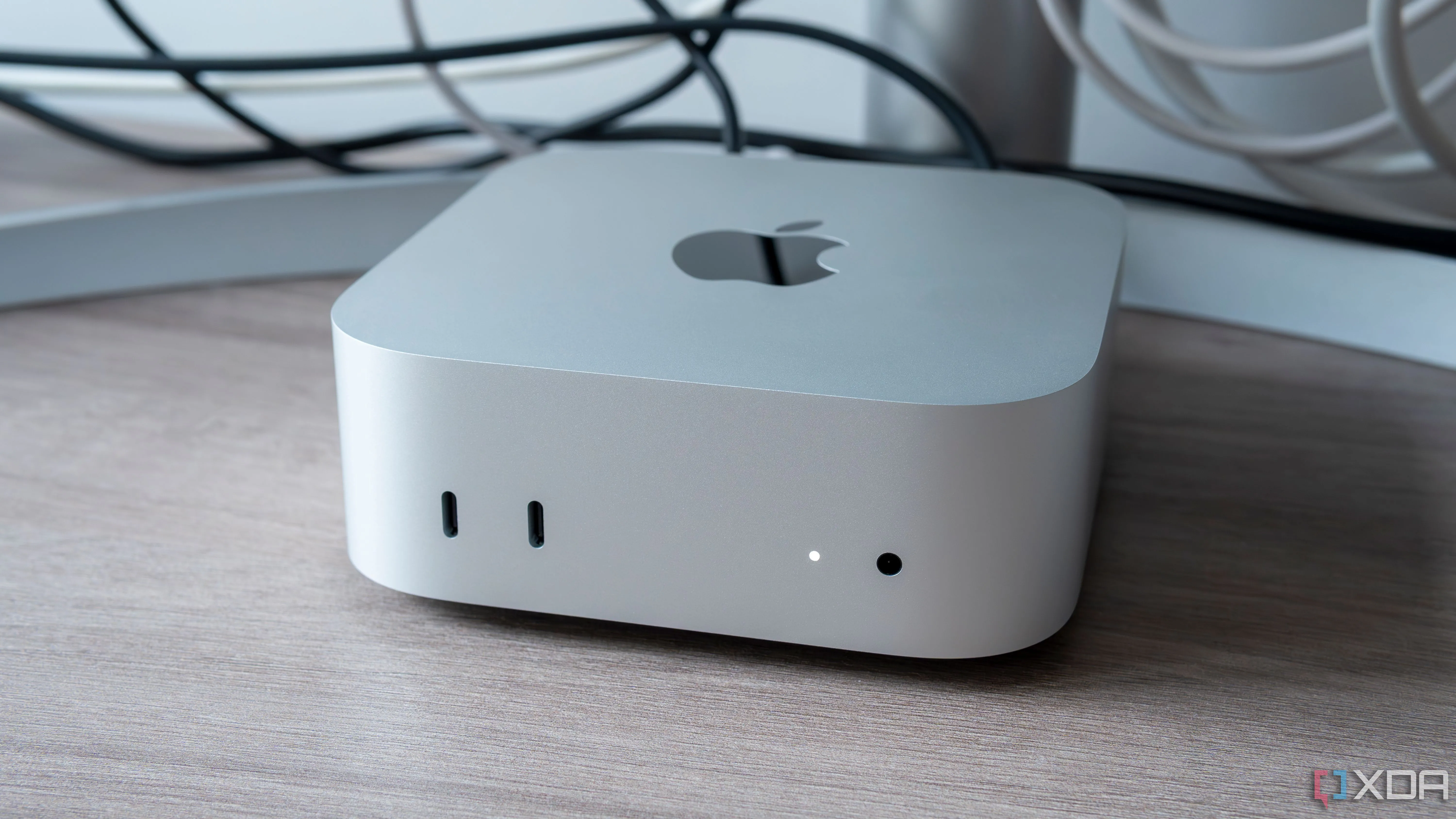 Cận cảnh chiếc Mac Mini 2024 với thiết kế tối giản, minh họa cho xu hướng các linh kiện như RAM, SSD được hàn chết vào bo mạch chủ