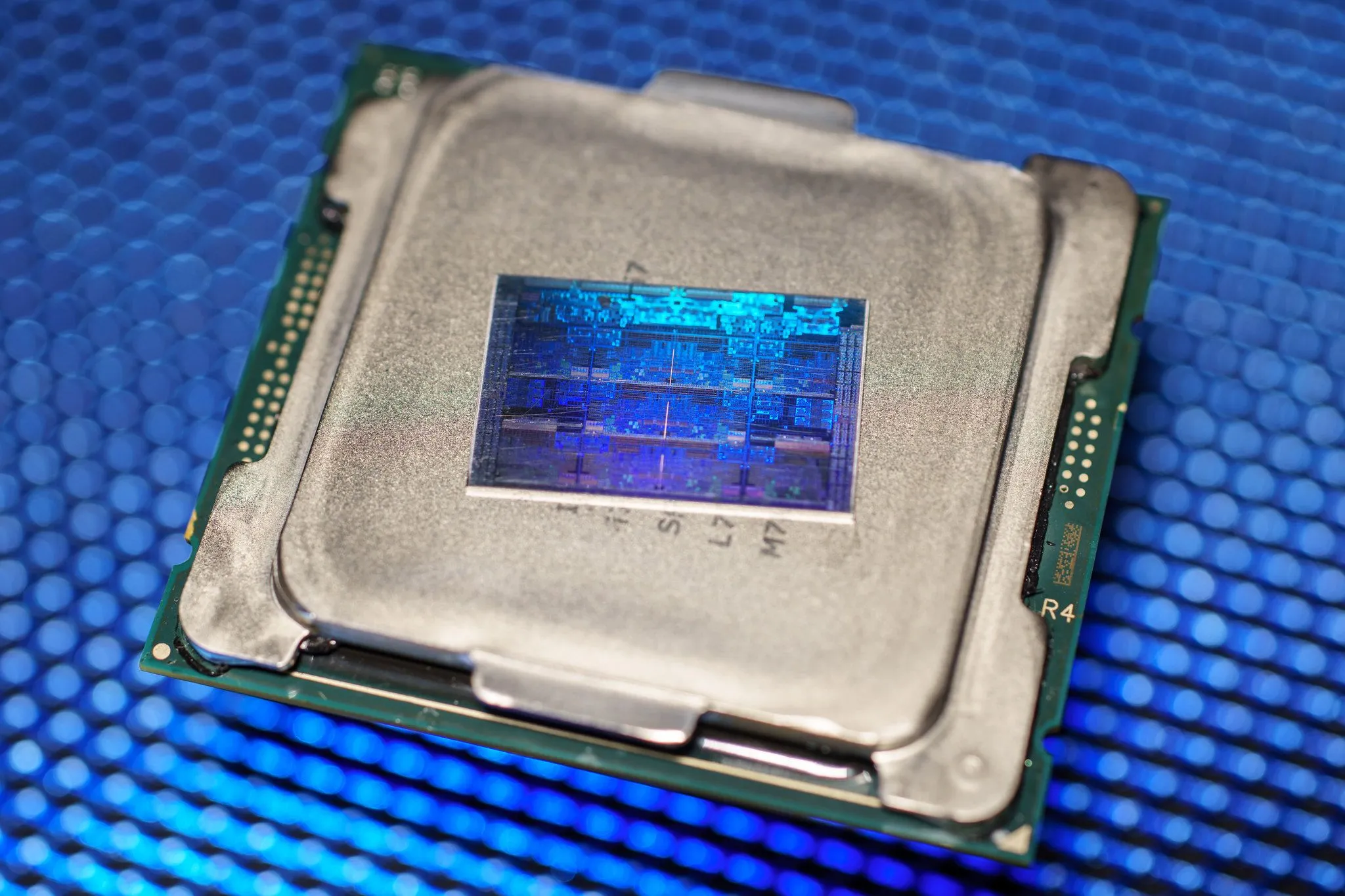Cận cảnh chip Intel Core đã được delid (tháo nắp IHS) để lộ phần nhân CPU bên trong, tối ưu tản nhiệt.