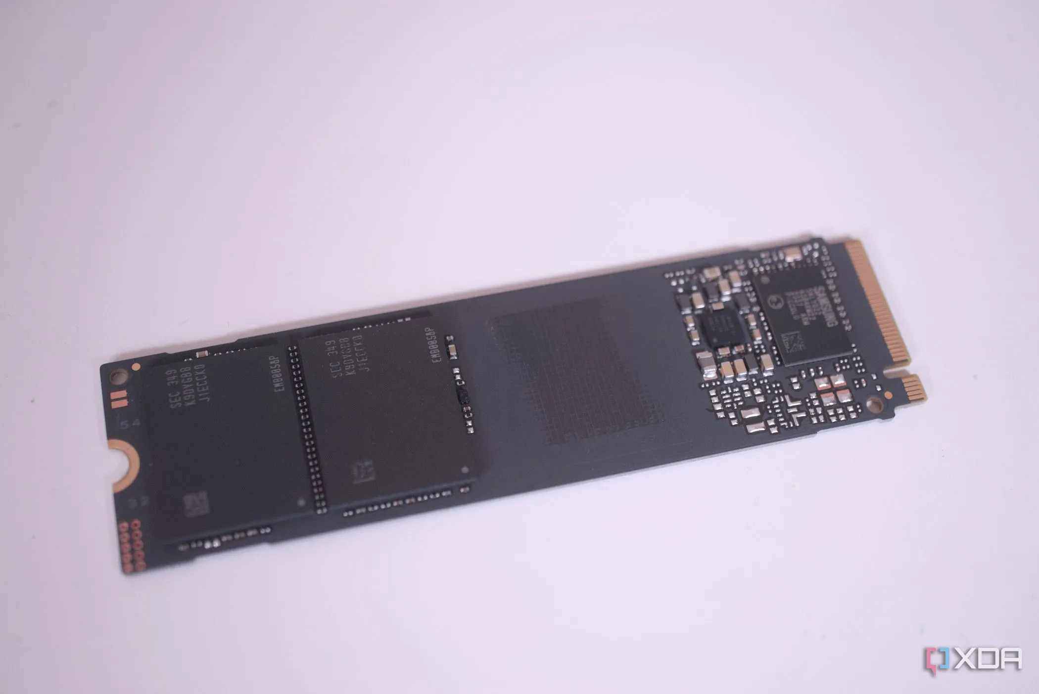 Cận cảnh chip nhớ flash trên một ổ cứng SSD Samsung 990 EVO, thể hiện kiến trúc bên trong của SSD