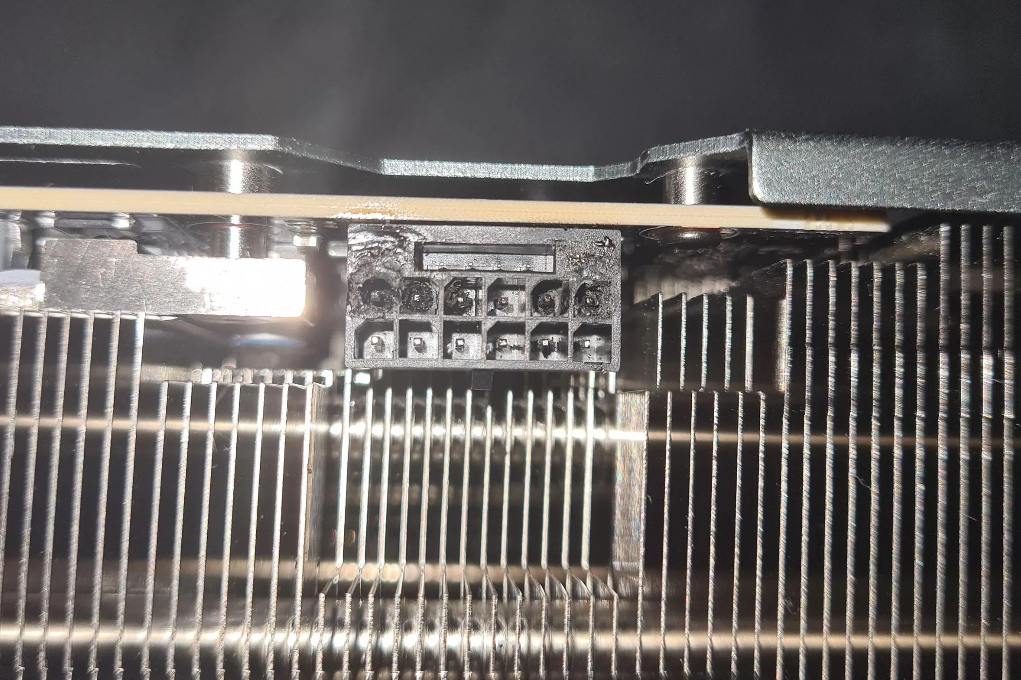 Cận cảnh đầu nối 12VHPWR bị biến dạng và cháy trên GPU RTX 4090