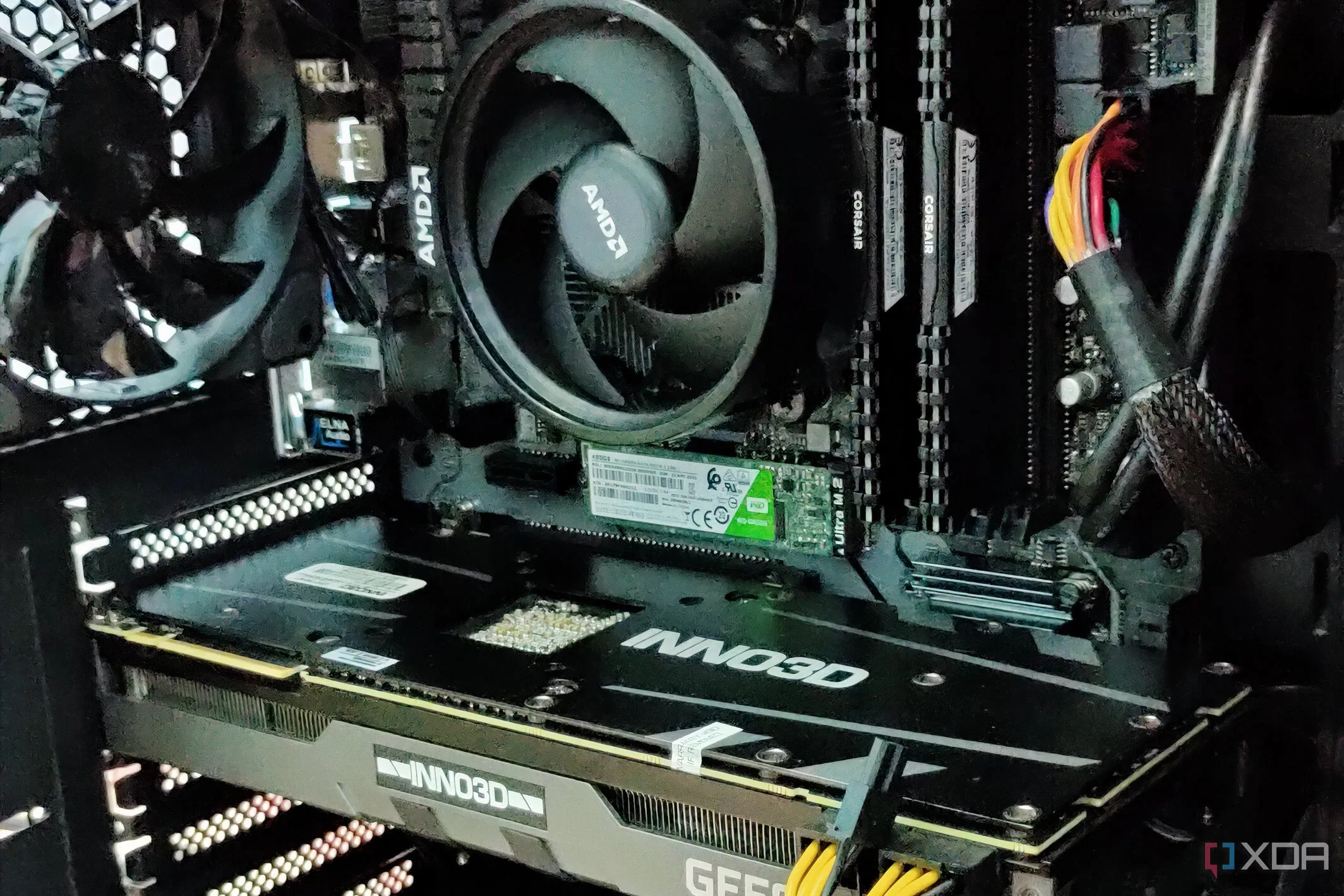 Cận cảnh linh kiện bên trong một chiếc PC gaming, bao gồm GPU, tản nhiệt CPU, RAM và ổ cứng SSD, minh họa việc kiểm tra phần cứng