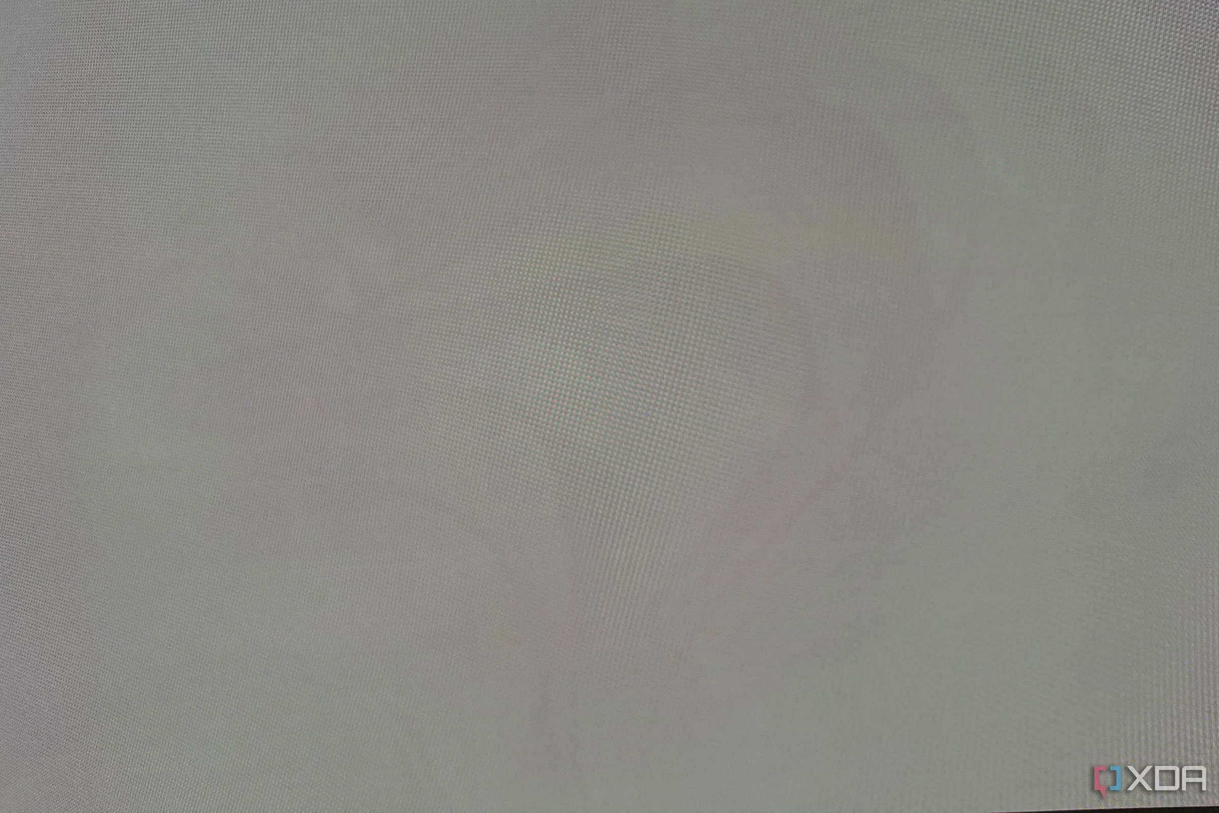 Cận cảnh màn hình Alienware QD-OLED hiển thị vết lưu ảnh (burn-in) do hình nền tĩnh