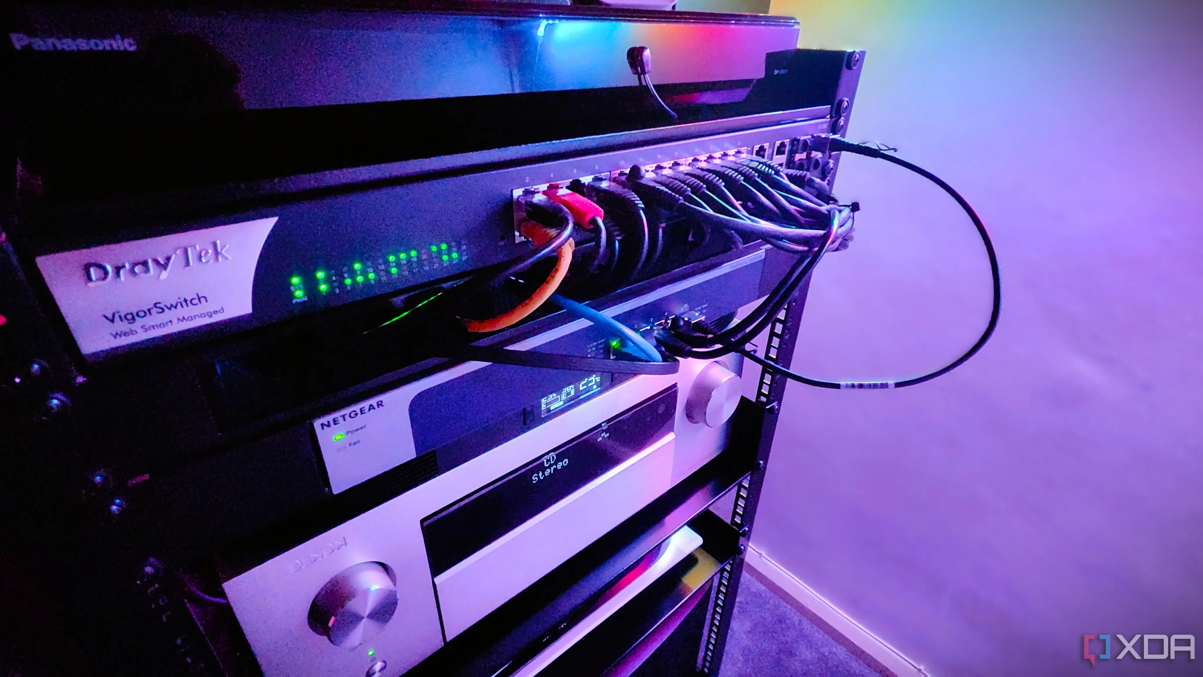 Cận cảnh một thiết bị chuyển mạch mạng (switch) trong tủ rack, minh họa việc phân đoạn VLAN.