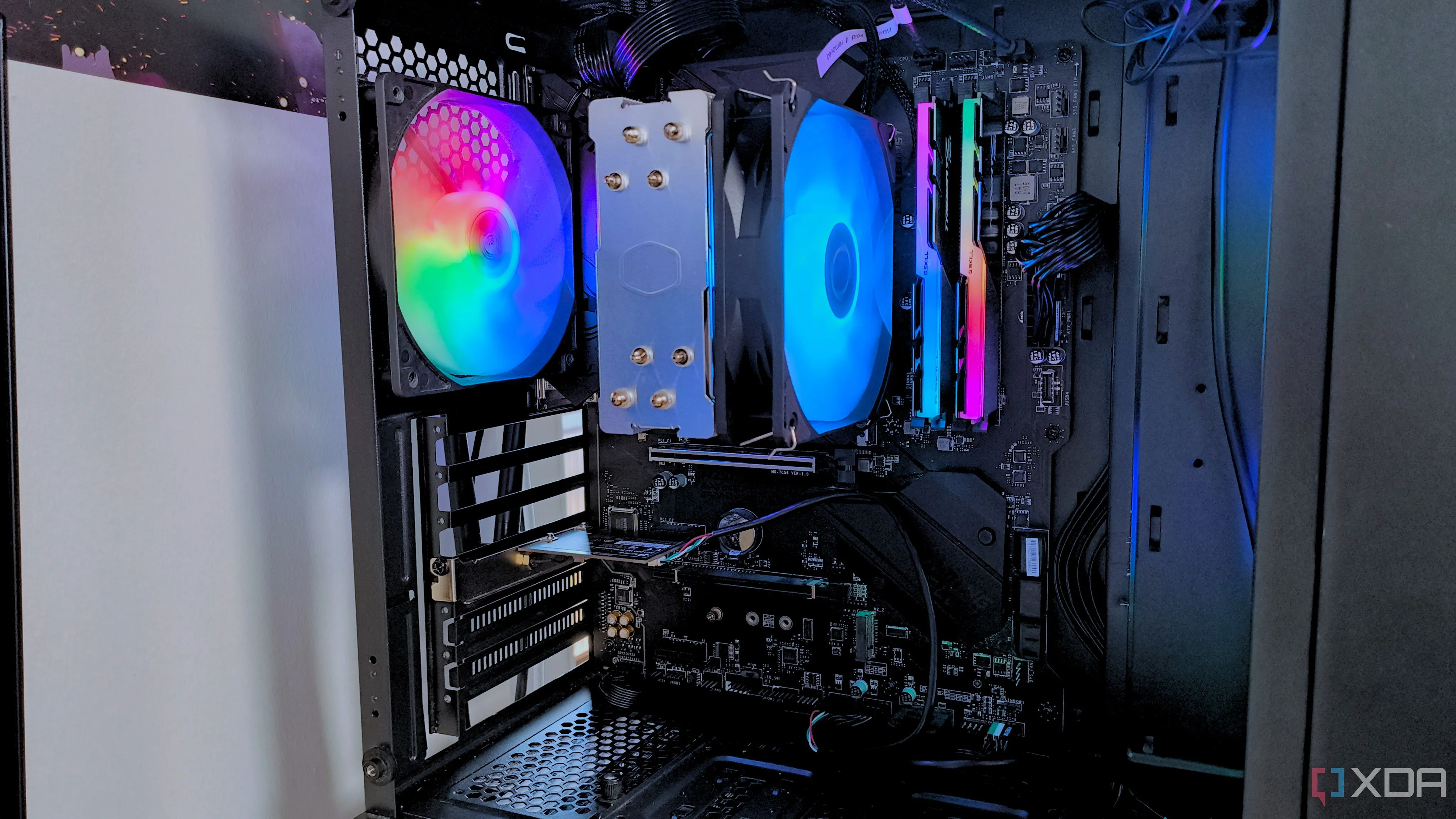 Cận cảnh nội thất bên trong một chiếc PC gaming màu đen với các quạt RGB phát sáng