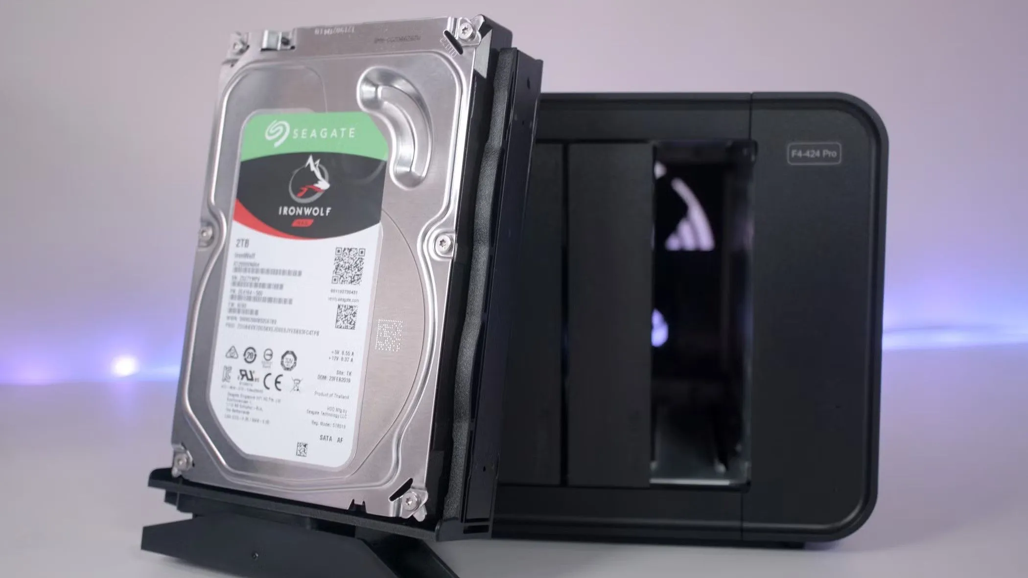 Cận cảnh ổ cứng HDD Seagate, nhấn mạnh các thành phần bên trong có thể bị ảnh hưởng bởi thời gian và môi trường