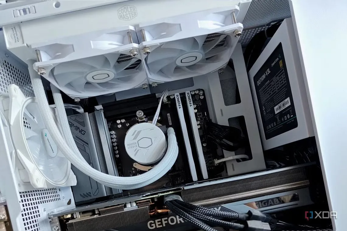 Cận cảnh PC gaming SFF màu trắng
