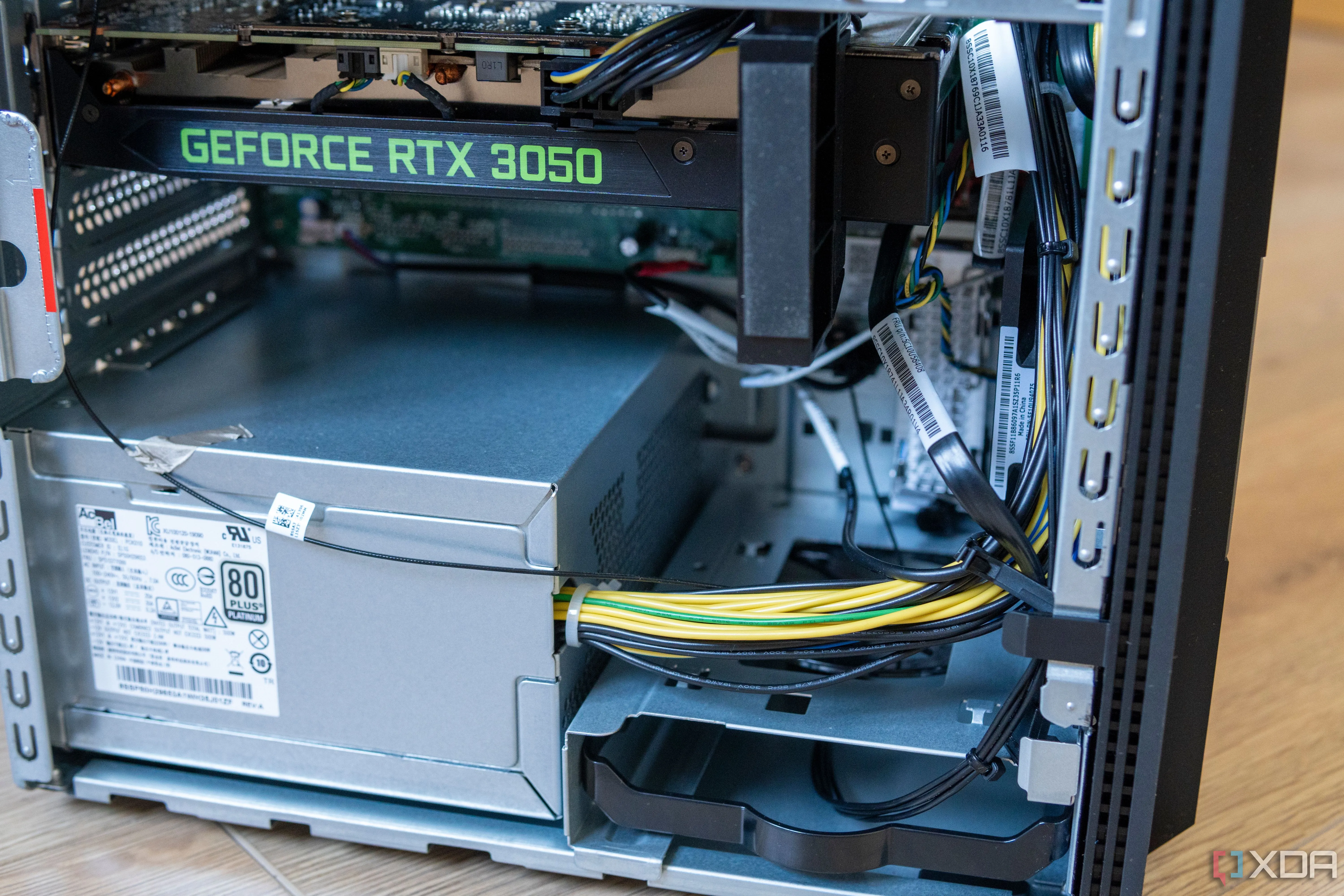 Cận cảnh phần dưới bên trong của PC Lenovo LOQ Tower 17, cho thấy card đồ họa, nguồn PSU và khoang ổ cứng HDD 3.5 inch