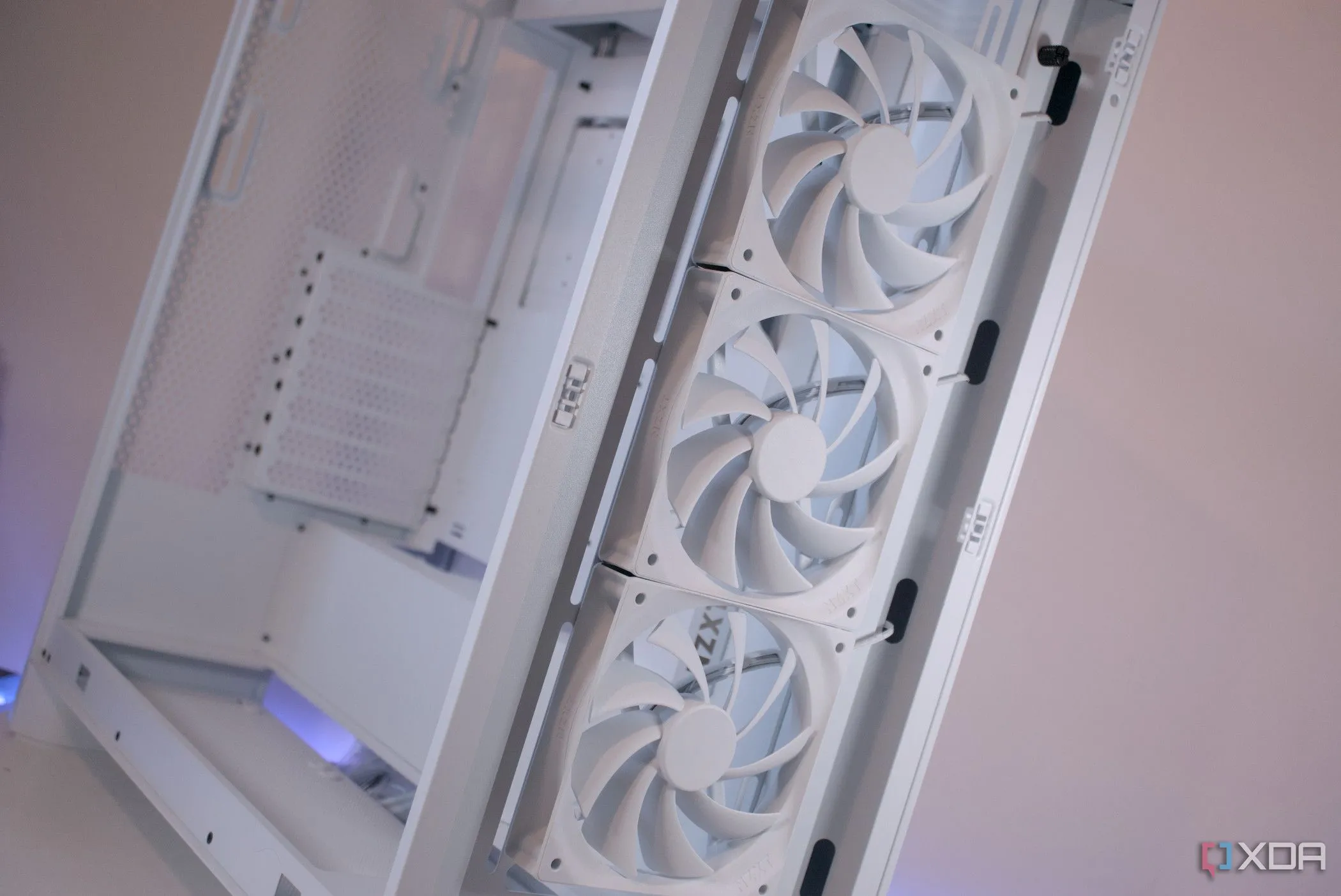Cận cảnh quạt hút phía trước của thùng máy NZXT H7 Flow (2024), nhấn mạnh tầm quan trọng của việc không để cáp cản trở luồng khí.
