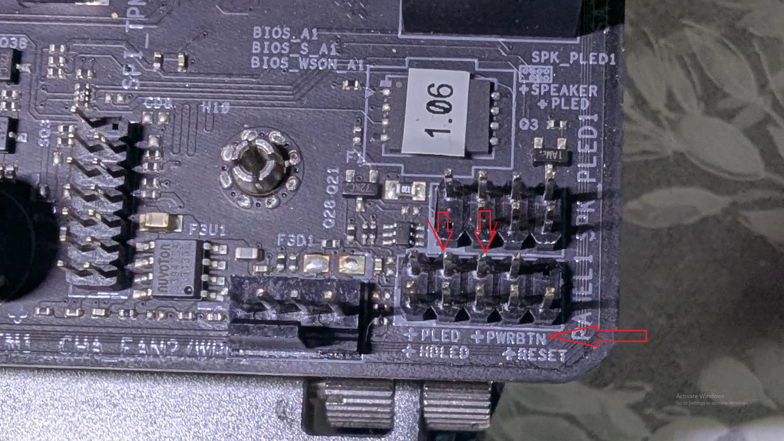 Cận cảnh System Panel Header của bo mạch chủ, cho thấy các chân PWRBTN đã được ngắt kết nối