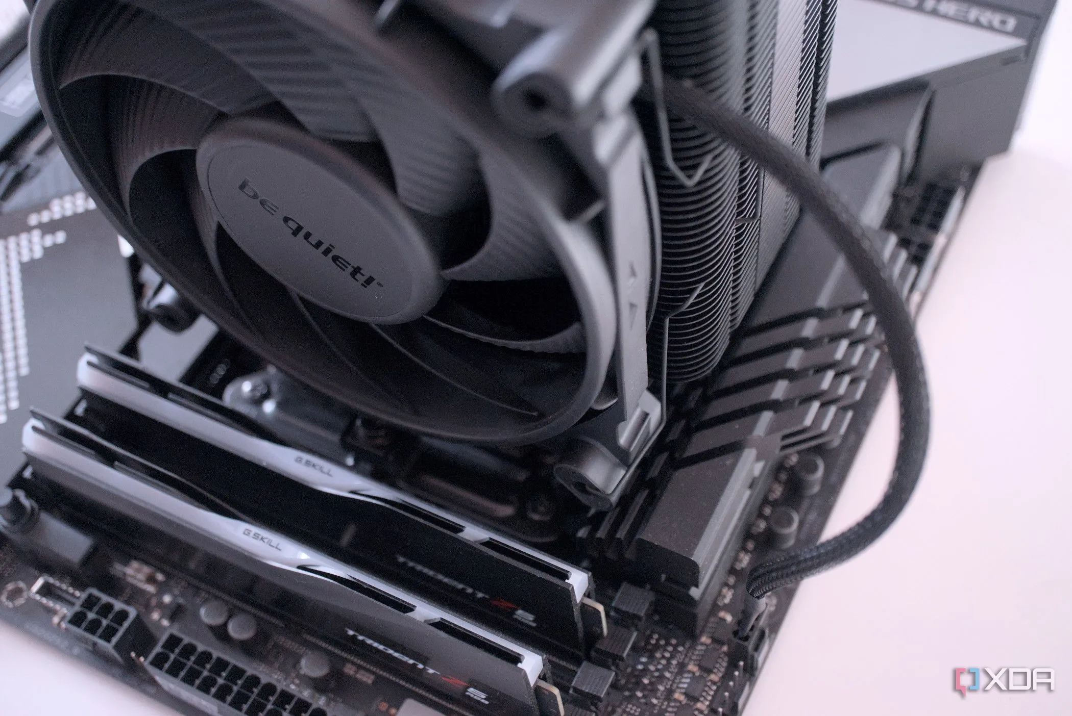 Cận cảnh tản nhiệt khí be quiet! Dark Rock 5 được lắp đặt, thể hiện sự lựa chọn thay thế hiệu quả cho tản nhiệt AIO 240mm.
