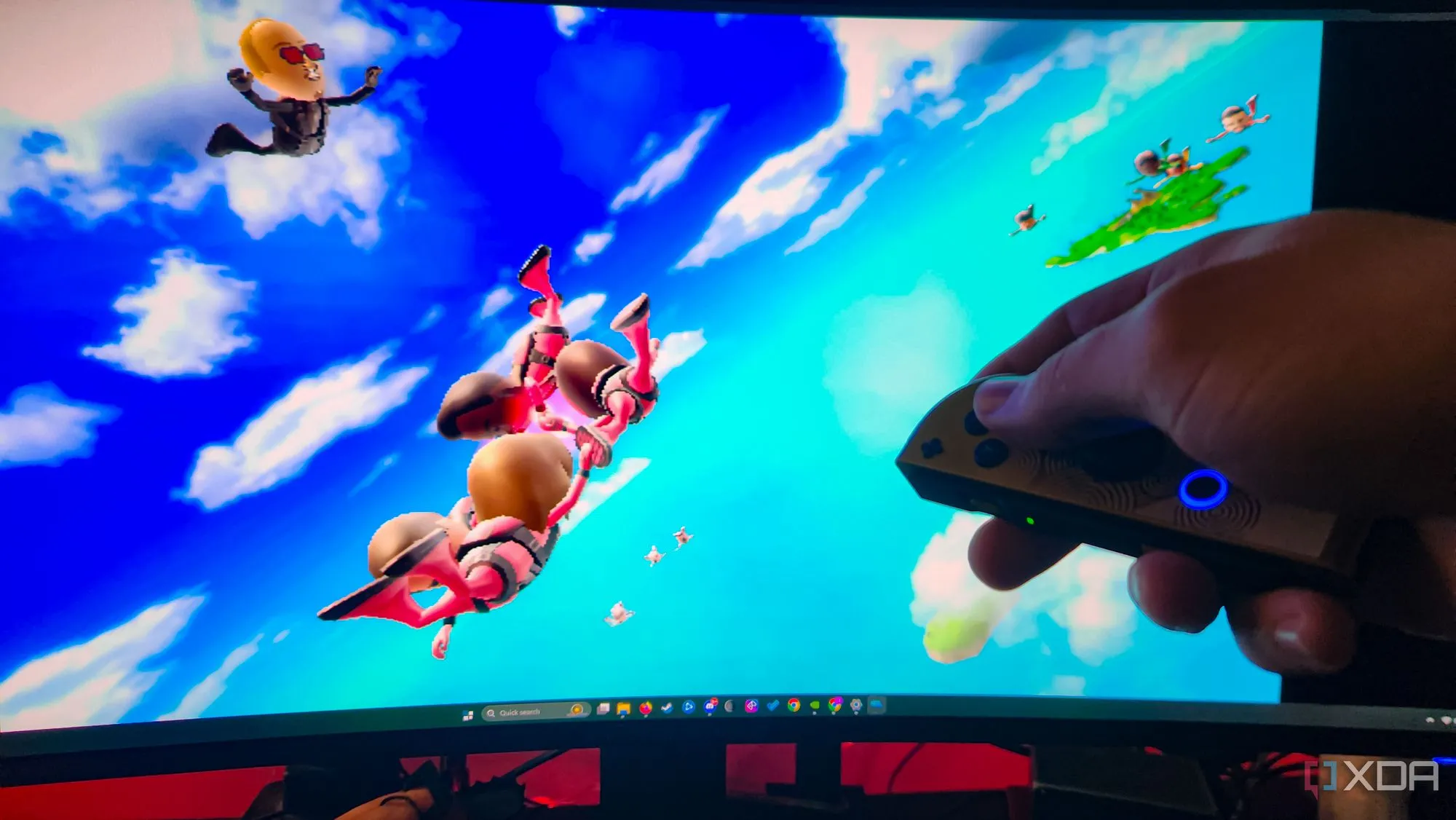 Cận cảnh tay cầm Joy-Con đang được sử dụng để chơi game trên máy tính, thể hiện sự thoải mái và linh hoạt.