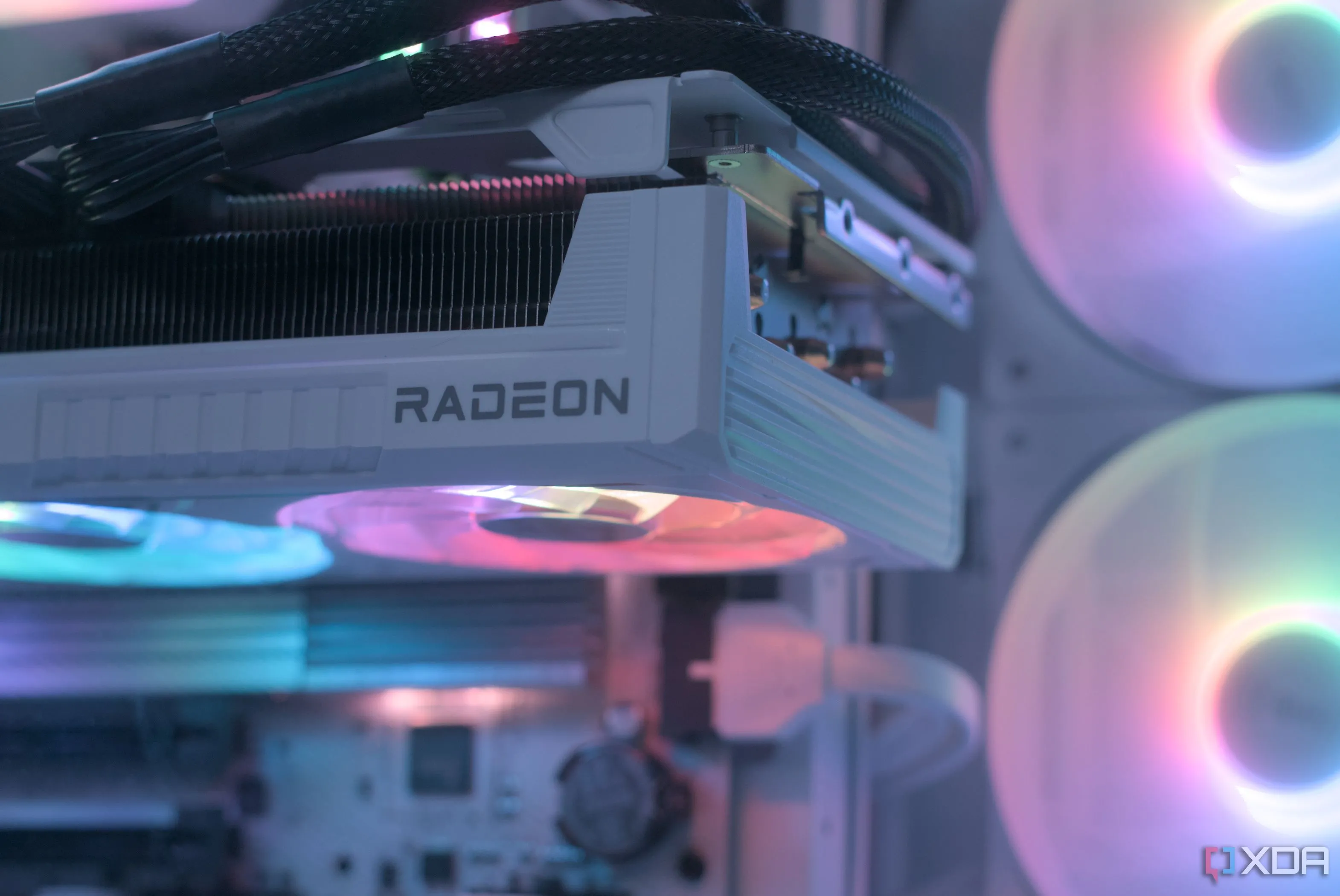 Cạnh của một card đồ họa be quiet! trong hệ thống PC. Minh họa việc GPU đạt đến giới hạn VRAM và cách nó quản lý tài nguyên bộ nhớ.