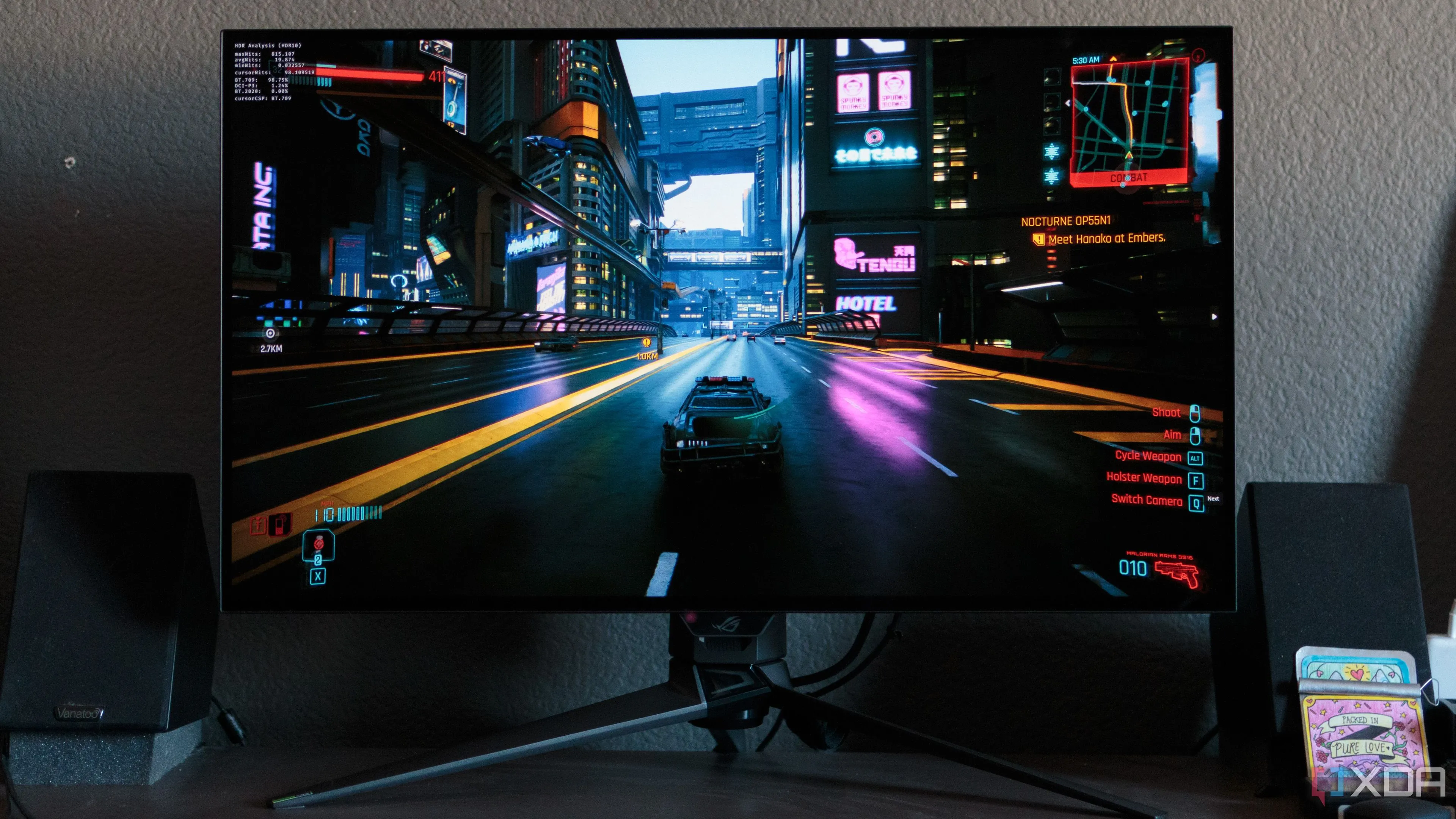 Cảnh game đua xe sống động trên màn hình ASUS ROG PG32UCDP 4K, minh họa hiệu suất GPU là chính